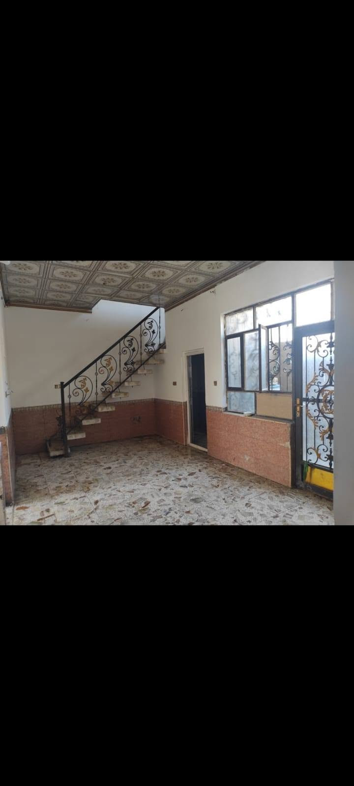 دار للاريجار 150 متر غرفه وصاله و استقبال و مكشوفه و تخاريج عدد 2 شارع المطار القديم مقابل حداديه حسين العيساوي ايجاره 250
***********
