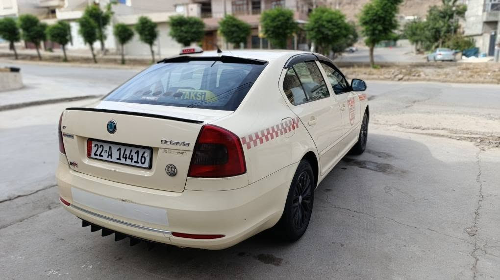 سکۆدا تەکسی 
مۆدێل ۲۰۱۲
دوو پارچە لێدران بێ ژورێ
رەقەموو سەنەوی نوێیە تا ۲۰۳۰ بەناو خۆمە
مەکینە ۱٨ ی بێ تۆربۆی بیلاد عادی
هەموو شتی بەشەرت
غازی تورکی لەسەرە ماڵی کەسابەتە
*********** أربيل, العراق
