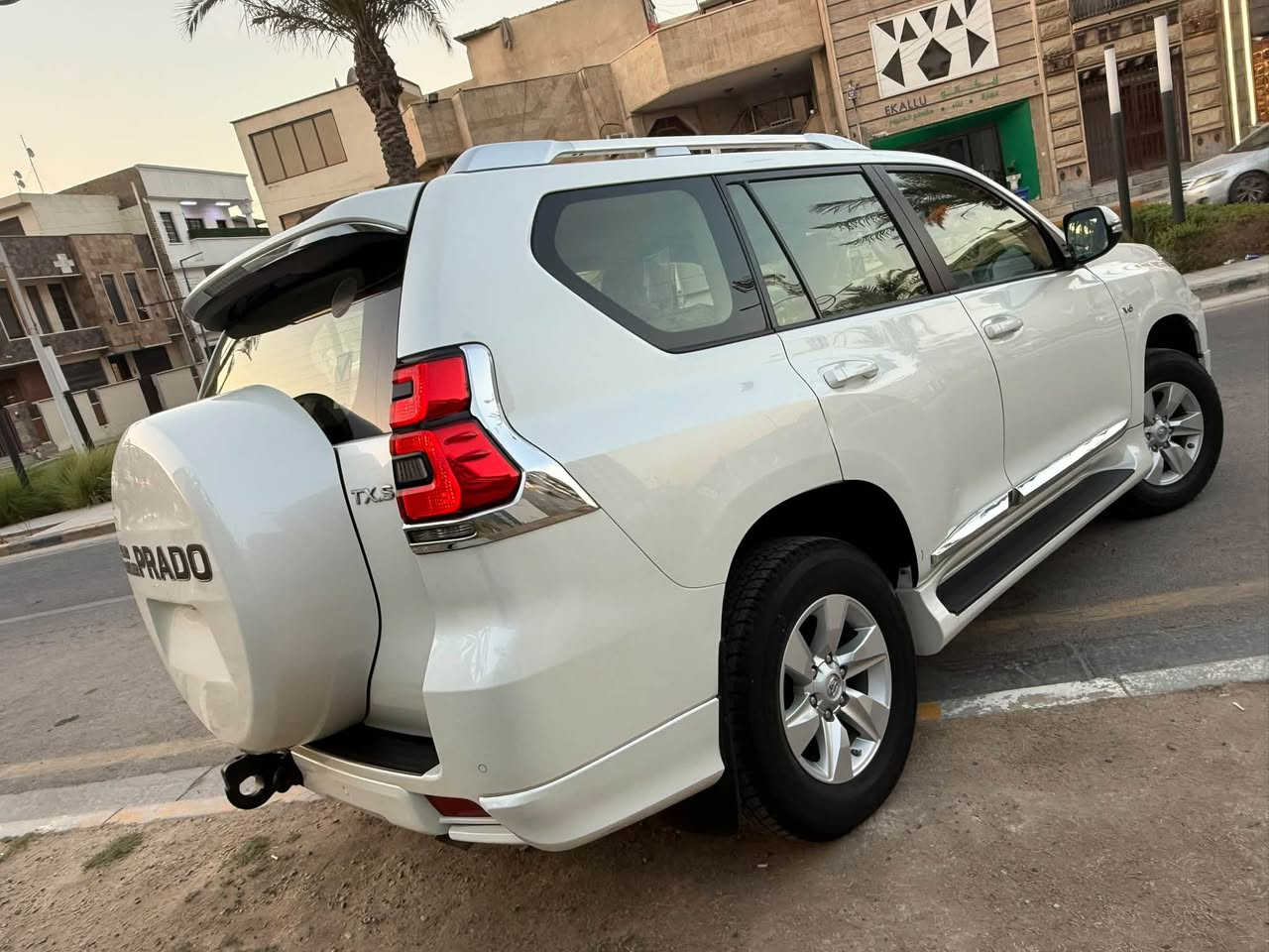 للبيع برادو ٢٠٢٠ خليجي ساز TXSماشية ٥٠
السيارة ماشية ٥٠ الف كيلو حقيقي مكفولة بدون صبغ 
مكانها اليرموك 
***********
