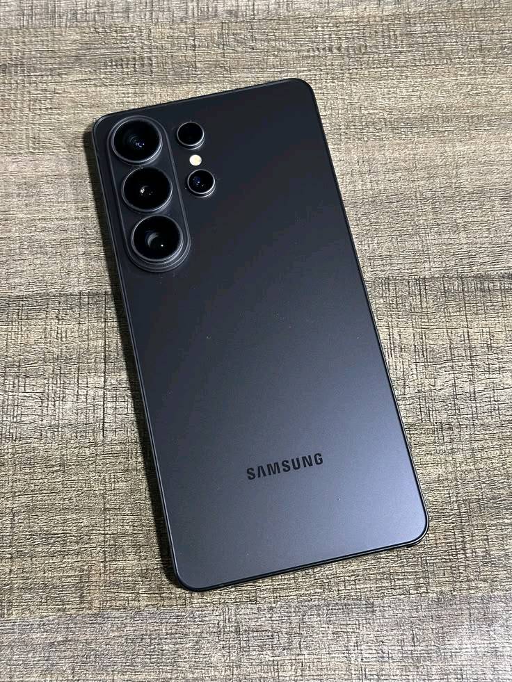 هاتف Samsung S26 Ultra 
نسخة ال1T (اعلى ذاكرة) 16 RAM 
مستخدم اسبوعين فقط نظافة 100% 
وضمان عين الفهد وشركة JIBAL 
السعر مليون و950 وبي مجال للشراي  
الجهاز لقطة ماتحصله بهالسعر بأي مكان 
راسلوني واتساب على هذا الرقم وتدللون
***********