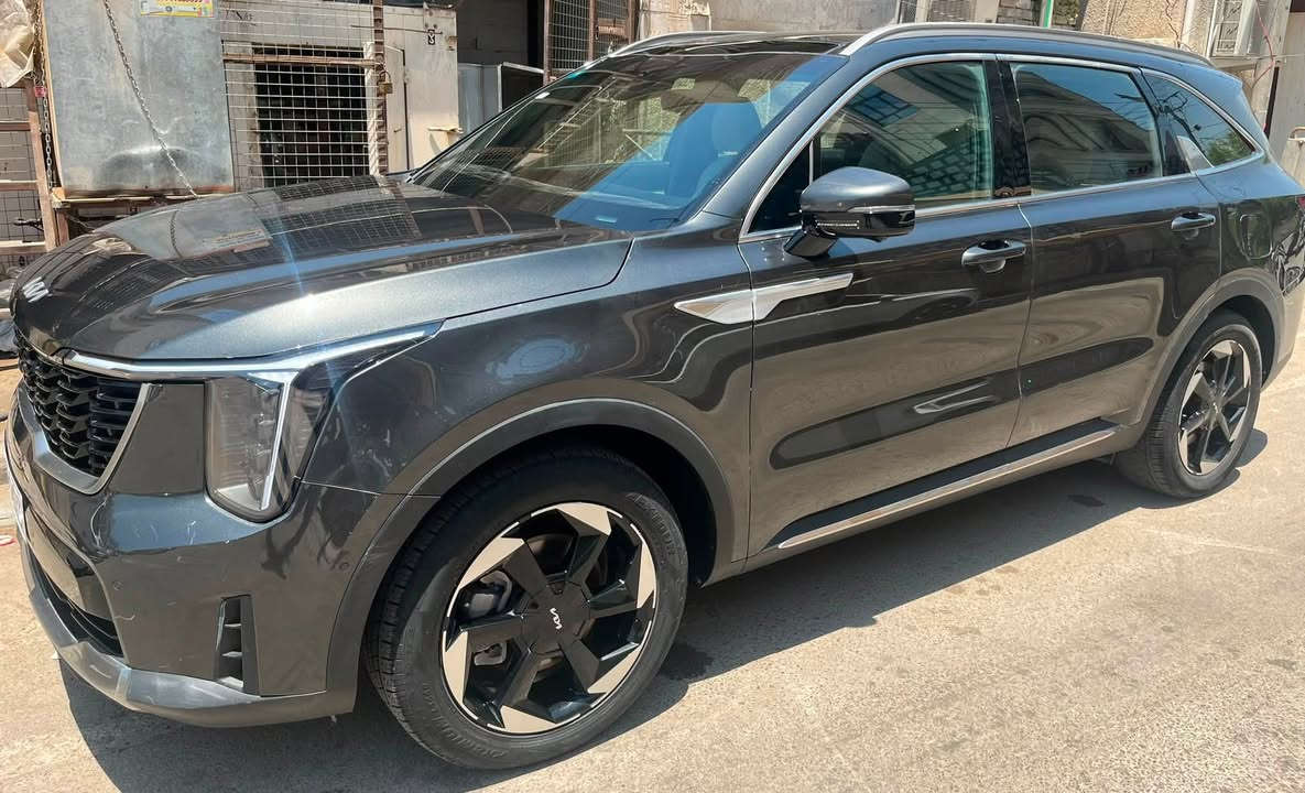 كيا سورنتو 2025 X-PRO SX برستيج اعلى فئه
هايبرد 1600 تيربو 
اللون رصاصي حادثها كما موضح بالصور 

‏‎فووووووووول مواصفات
‏1-‎داخل بيجي  
‏‎2-بصمه
‏‎3-بانوراما
3_سقف سيارة كنتارة وليس مخمل 
‏‎4-بصمه ابواب
‏‎5-ترحيب عند الاقتراب
‏‎6-تشغيل عن بعد
‏‎7-اشاير بالمري
‏‎8-كشنات جلد 
9-تدفئة و تبريد كشنات
‏‎10-تدفئة مقود2طكة
‏‎11-دشبول متغير الالوان
‏‎12-حكمات ستيرن+شفتات
‏‎13-قياده ذاتيه
‏‎14- مثبت سرعه
‏‎15-صندوك كهرباء
‏‎16-تحكم بأضاءة الدشبول
‏‎17-هاند بريك دكمه
‏‎18-حساس خلفي
‏‎19-اوتو هولد
‏‎20-وضع قياده (نورمال وسمارت وسبورت)
21-كامرات عدد 6
‏‎22-رادار تنبيه عند فتح الباب
‏‎23-رادار تنبيه عند الرجوع توقف ذاتي
‏24-‎رادار امامي توقف ذاتي
25-كشنات خزن ميموري
27-مري شفط
28-شحن هاتف لاسلكي
29-شاشة متصلة مع العدادات
30-كامرة 3D
31-كامرة من تفتح اشارة 
تشتغل بالشاشة
32-حساسات امامية
ماشيه 37 ميل حقيقي 

🛑 السعر 250 

مرقم بغداد  بسمي 
السيارة بيها نضام كامرارت مراقبة نوع Ddpai z60 
6كامرات 
العنوان :بغداد الدوره 

رقم صاحب السيارة 

***********
 بدون مراوس
