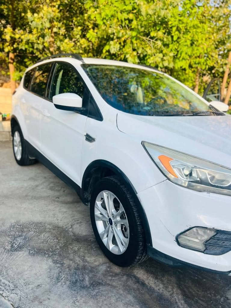فۆرد ئیسکەیپ    ford escape
 مۆدێل ٢٠١٧
مەکینە ١.٥ مرغوب 
مواسەفات se
 جەمەلاغ و بۆنیت بۆیاخ یەک پەڵە کارت کاری هەیە
ماڵی دۆستەو زۆر پاکە
تەنها ١٠٤ هەزار رۆیشتووە سەنەوەی نوێیە
نرخی ٨٨ گەڵاو کەمێک مەجال
ژ.مۆبایل /***********
ئەگەر کریار نیت بێزارمان مەکە بشدار, السليمانية
