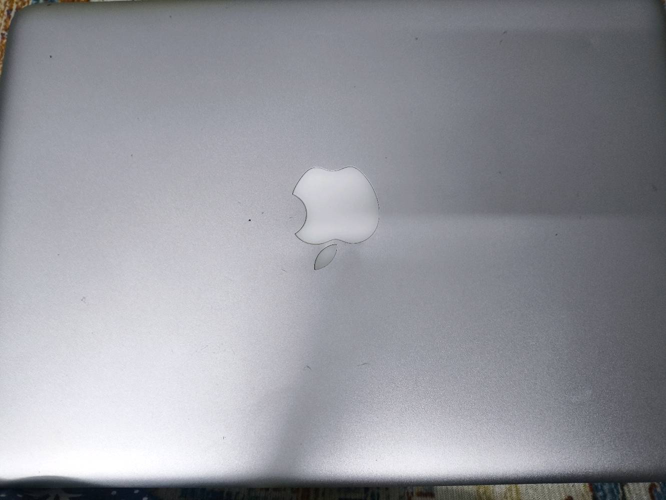 📢 للبيع: لابتوب أبل ماك بوك برو (MacBook Pro 13-inch - Mid 2012) 💻✨
لابتوب أوريجينال وقوي من أبل، خامة ألمنيوم متينة جداً وممتاز للدراسة، التصفح، والعمل اليومي.
🔹 المواصفات الفنية:
المعالج: Intel Core i5 بسرعة 2.5GHz (مع Turbo Boost يصل لـ 3.1GHz).
الذاكرة (RAM): 4GB DDR3 (قابل للترقية بسهولة حتى 16GB).
التخزين: 500GB HDD (قابل للترقية إلى SSD).
الشاشة: 13.3 بوصة ناصعة بدقة HD.
كارت الشاشة: Intel HD Graphics 4000.
المنافذ: USB 3.0، Thunderbolt، قارئ كروت SDXC، ومحرك أقراص CD/DVD.
🛠️ حالة الجهاز والملاحظات:
الحالة العامة: نظيف جداً، والشاشة واللوحة الأم وكل القطع الداخلية تعمل بكفاءة عالية.
الملاحظة الوحيدة:القاعده صايره عليهه املاح(MagSafe Port) فقط. (ملاحظة: قطعتها منفصلة ورخيصة المتوفر بالسوق وسهلة التبديل لهذا الموديل).
الملحقات: الشاحن الأصلي (MagSafe 60W 

ويحتاج براغي اربعه للقاعده 

السعر 80 الف رقمي (***********)
العنوان بغداد