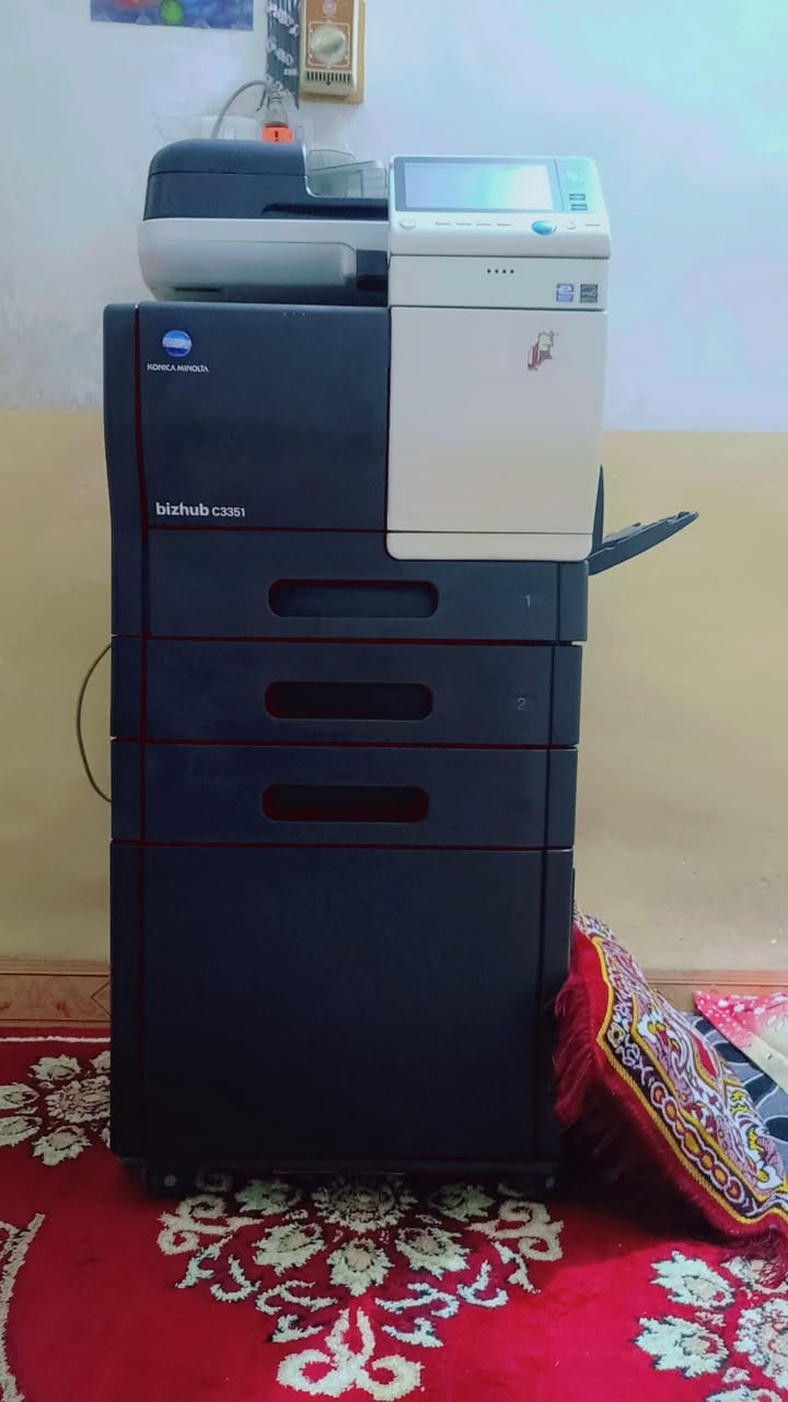 السلام عليكم 💙
طابعة 
 | Konica Minolta bizhub C3351 🖨️
طابعة وناسخة وسكانر ملونة احترافية من شركة Konica Minolta، موديل bizhub C3351.

🔹 طباعة ملون + أسود وأبيض
🔹 سرعة تصل إلى 35 صفحة بالدقيقة
🔹 دقة طباعة تصل إلى 1200×1200 dpi
🔹 نسخ + سكانر + طباعة
🔹 طباعة وجهين أوتوماتيك
🔹 شاشة لمس ملونة
🔹 تدعم الطباعة والسكان عبر الشبكة وUSB
🔹 سعة ورق ممتازة ومناسبة للمكاتب والمكتبات
🔹 جهاز عملي وقوي للاستخدام التجاري والمكتبي
🔹 صناعة Konica Minolta المعروفة بالجودة والتحمل
ملحقات كاملة حته احبار وياها الطابعة تحتاج تنظيف اشوية بس نهائياً ما بيها شي 
📌 الموديل: bizhub C3351
📌 الحالة: مستعملة
السعر 350 الف مع التوصيل ✅

ملاحظة * هاي الطابعة الي يحب يحجزها توصيل لازم يدفع اعتماد 10 لان بيها مخاطره اذا صارت راجع تتكسر 🙏  

رقمي *********** واتساب
📍 عنواني محافظة واسط
توصيل موجود لجميع المحافظات مجاني ✅
