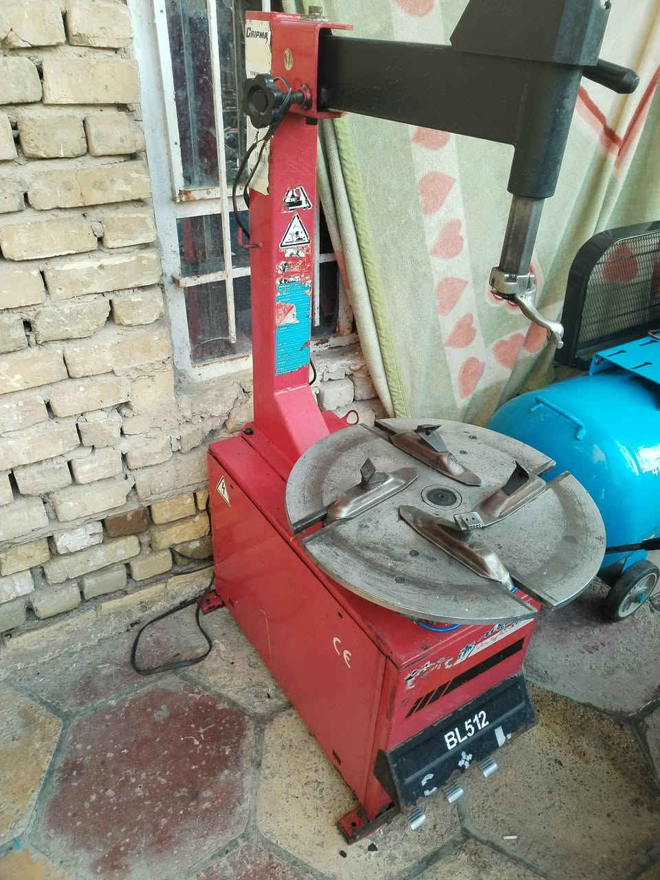 كمبريسر 300 التر سنكل وخالعه للبيع الناصرية قضاء الشطره ***********
