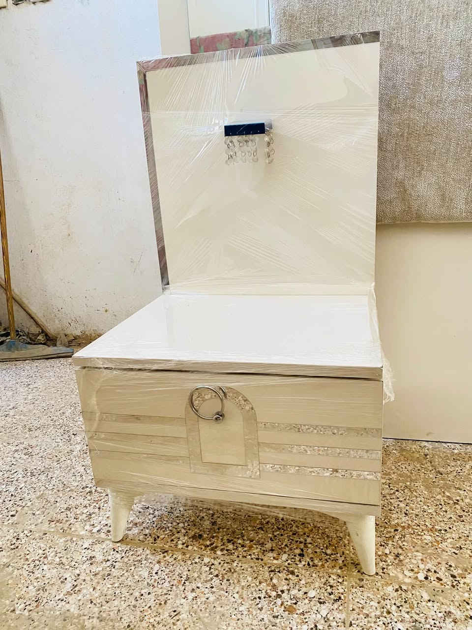 السلام عليكم غرفة تركي 5قطع اخو الجديد بسعر 375الف وبيها مجال بسيط عنوان بعقوبة كاطون شارع ابو رباح مزاد ضي القمر استفسار خاص او الرقم ***********
