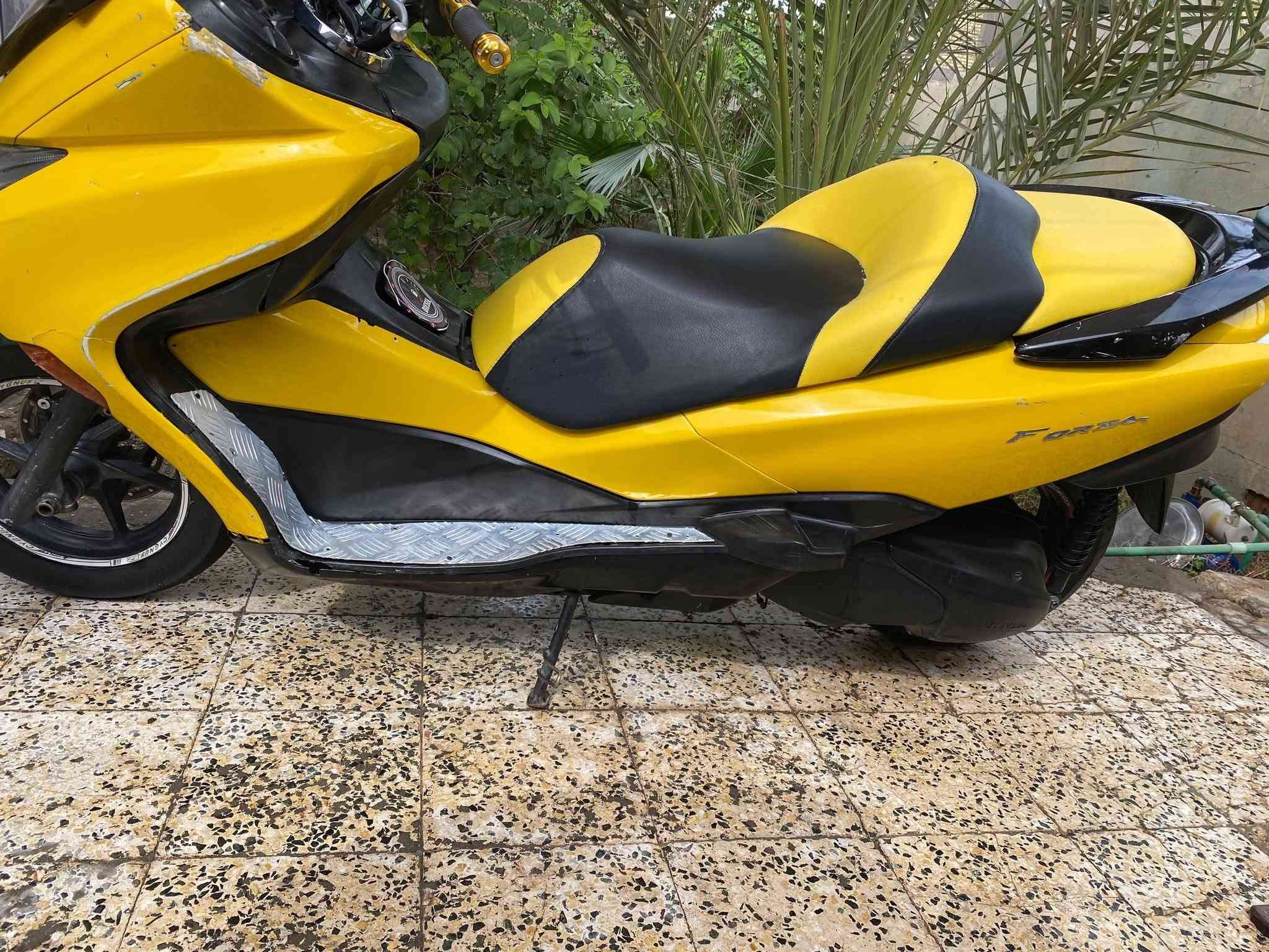 سلام عليكم 
فورزه 10.0
مكينه 250سي سي 
كير مكينه خير من الله  
4وضعيات قياده 
بيه ملاحضات بسيطه بلكفرات ونقص جاملغ امامي 
مديل 2015
***********متواجد واتساب
