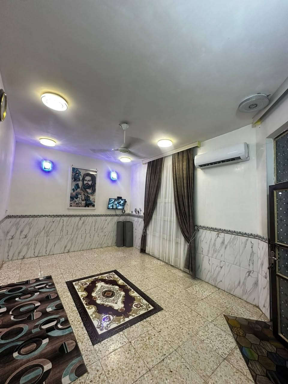 🏠 فرصة للبيع – بيت سكني مميز
📍 رقم القطعة: 8021
📐 المساحة: 200 متر
📍 الموقع: التاجيات / قرب النائبة زينب الحسيني

🛒 ميزة مهمة: يحتوي البيت على أسواق

▪️ يبعد 70 متر عن الشارع المؤدي إلى شارع النجف
▪️ الواجهة: 10 متر × نزال 20 متر

✨ تفاصيل البناء:
▪️ استقبال: 6 × 4
▪️ هول: 6 × 4.5
▪️ غرف نوم: 4 × 5
▪️ مطبخ حار + بارد
▪️ قياس المطبخ البارد: 4.10 × 3.5
▪️ مناور عدد 2

🏗️ المواصفات:
▪️ أرضية البيت كاشي درجة أولى

🚿 الخدمات:
▪️ مجمع صحيات داخلي
▪️ مجمع صحيات خارجي

🔴 البيت حر وغير مطلوب

📞 للاستفسار والاتصال:
***********
