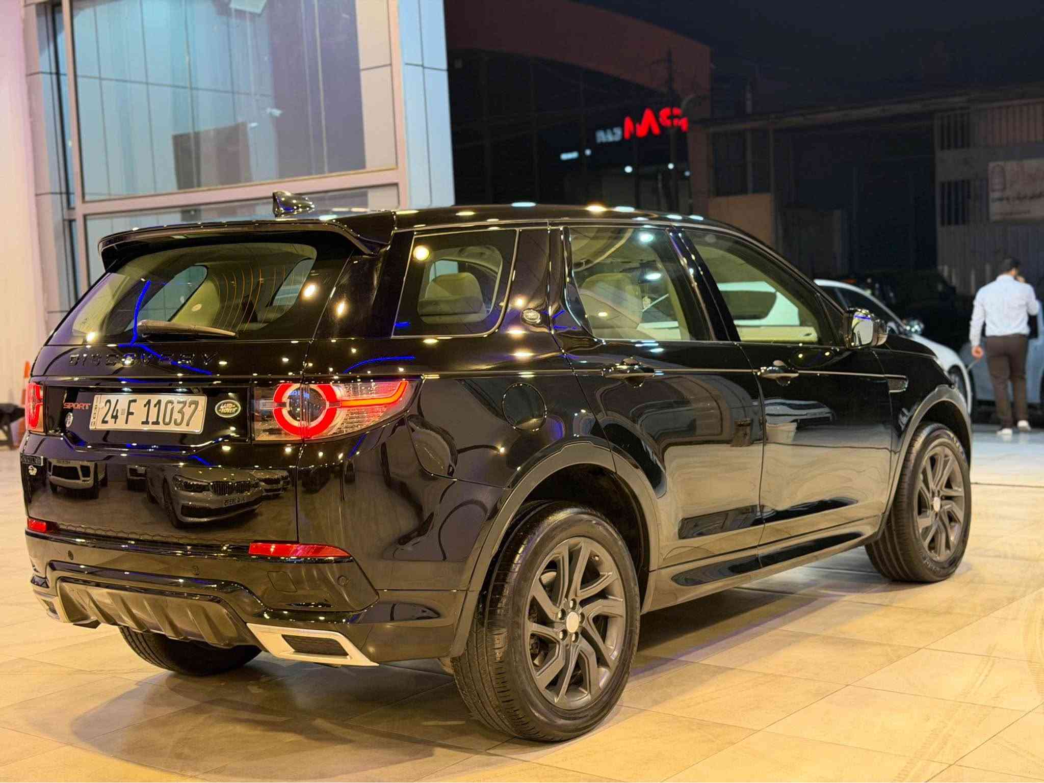 Range decovary 2018
شركة سردار 
فول مواصفات كلين 
لايتات زينون ليد 
حساس امامي خلفي 
بصمة 
بانوراما 
كشنات جلد 
4*4
شاشة كاميرة 
صندوق كهرباء 
سيارة بدون صبغ مكان تعديل بارد بس 
كير محرك شرط مامفترح 
١٤٧$
*********** وتس اب 
*********** أربيل, العراق
