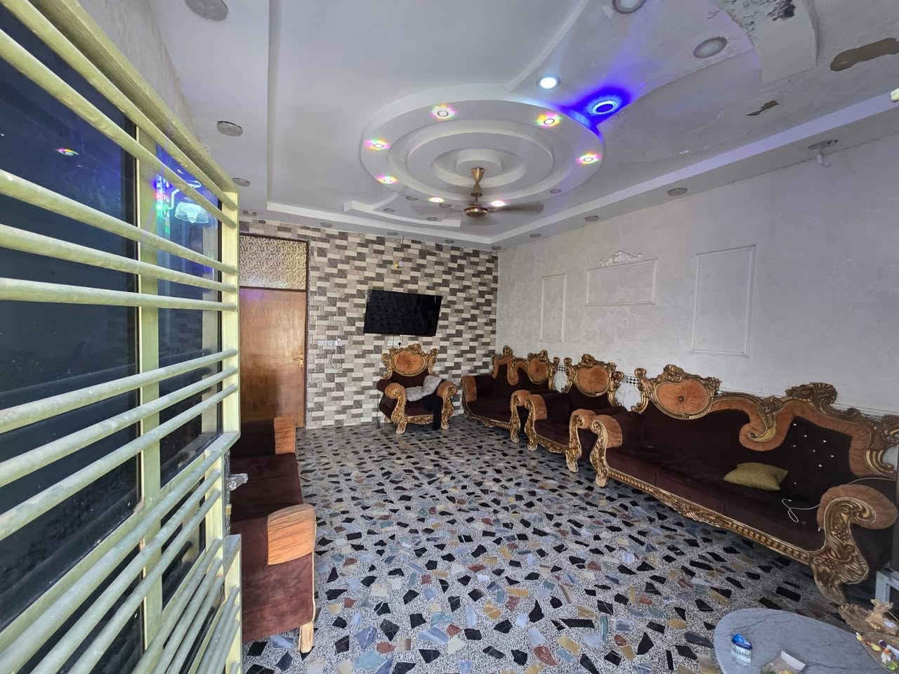 بيت للبيع في المشتل (شارع المطبك) المساحة 300 متر واقع حال زراعي. 
 يحتوي على استقبال كبيرة 10*5
غرفتين نوم + هول + مطبخ كبير + حمام داخلي +حمام خارجي +حديقة كبيرة. 
كما موضح بالصور... 
جنس الأرض واقع حال ومشمول بالتمليك . 
السعر المطلوب 135 مليون وبه مجال شي قليل. 
مرخصة صاحب البيج .
للتواصل على الرقم ‏‪***********‬‏
واتساب ‏‪***********‬‏
