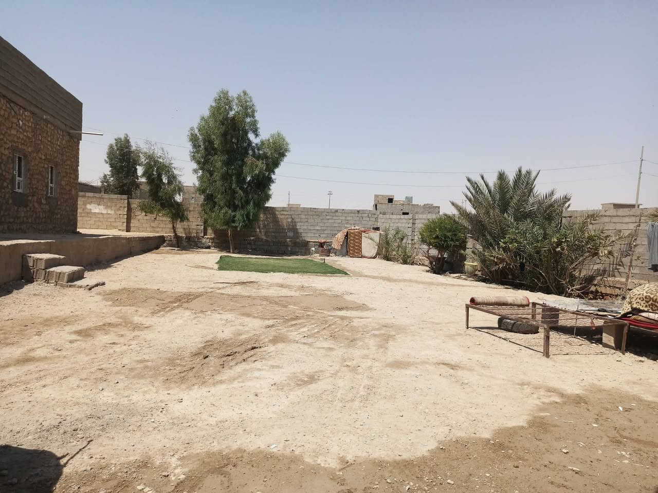 اسلام عليكم اخون اكو بيت ومشتمل مساحتهن 2000 متر خدمات مي وكهرباء ع شارحين رئيسيات العنوان حي الأمين قرب حي الزيتون تواصل ع هاذ الرقم  ***********،

