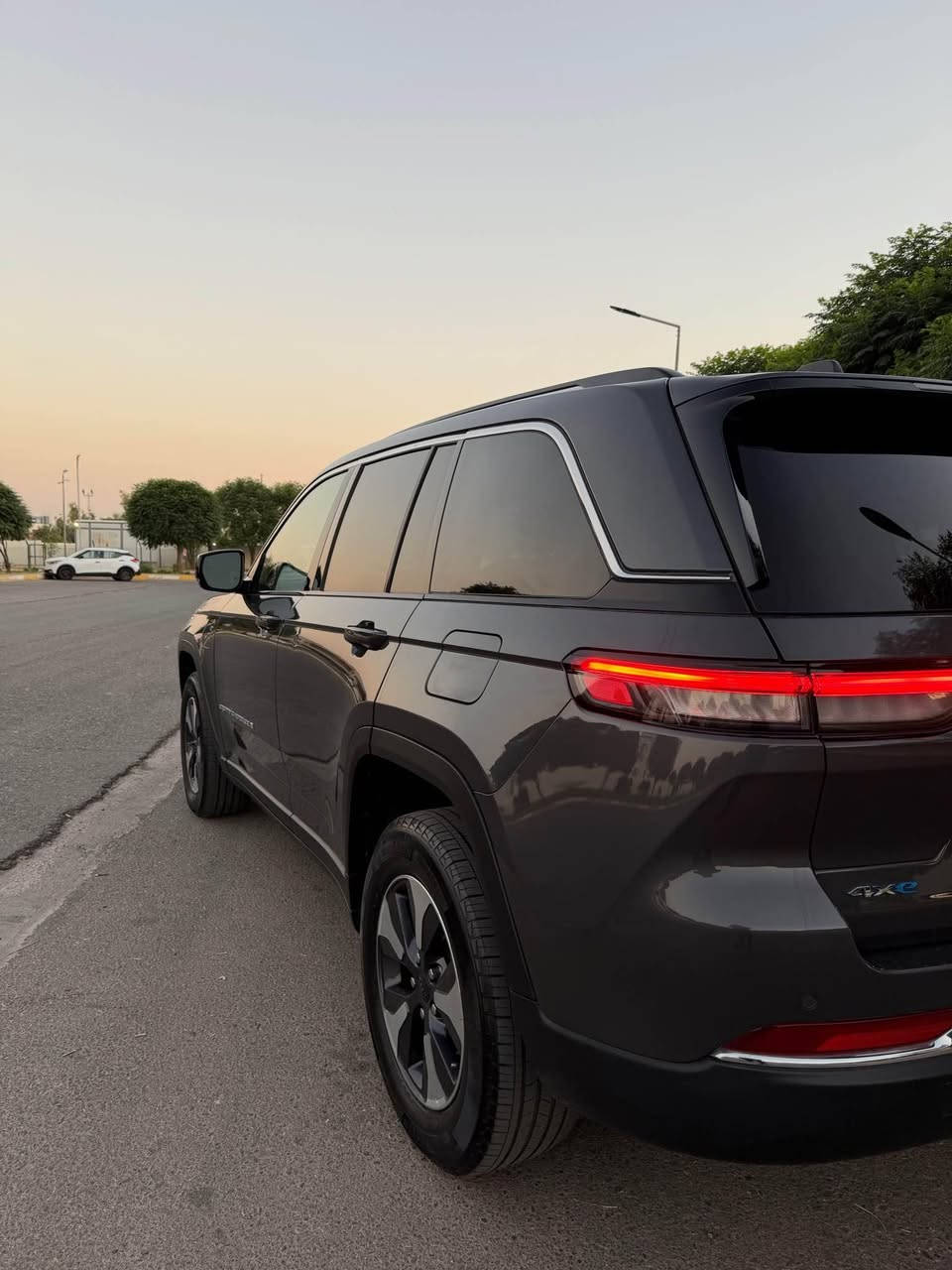 سيارة جيب جراند شيروكي 2024Limited 4xe بيه قطعه صبغ 3 شاشات و 3 انظمه كهرباء وهايبرد وبانزين  ماشيه 36 ألف ميل للتواصل وان ساب *********** أربيل, العراق
