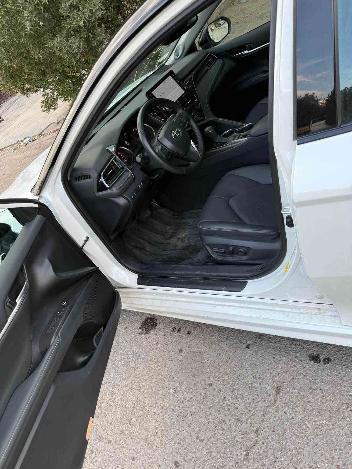 السلام عليكم 
كامري 2023 XSE V6 
اعلى مواصفات فول فول شنو تريد موجود بيه 
داتاشو 
بصمه تشغيل + تشغيل عن بعد  
كشنات جلد اسود كهرباء +تدفئه  كشنات
تبريد بيانو 
شاشه كبيره 
سستم صوت GBL 
بكلايت لد  
شفتات ستيرن 
شاحن وايرلس 
شاشه كاربلي + اندرويد اوتو 
ماشيه 17KM الف
مكينه V6 3.5 صاروخ ارضي 
بجم كبس بدون اي ايرباك 
حادثه فقط قبق الجنطه وشويه من الجاملغ والباقي كفاله من الزلغ 

مكاني بغداد الشعب للتواصل 
***********
