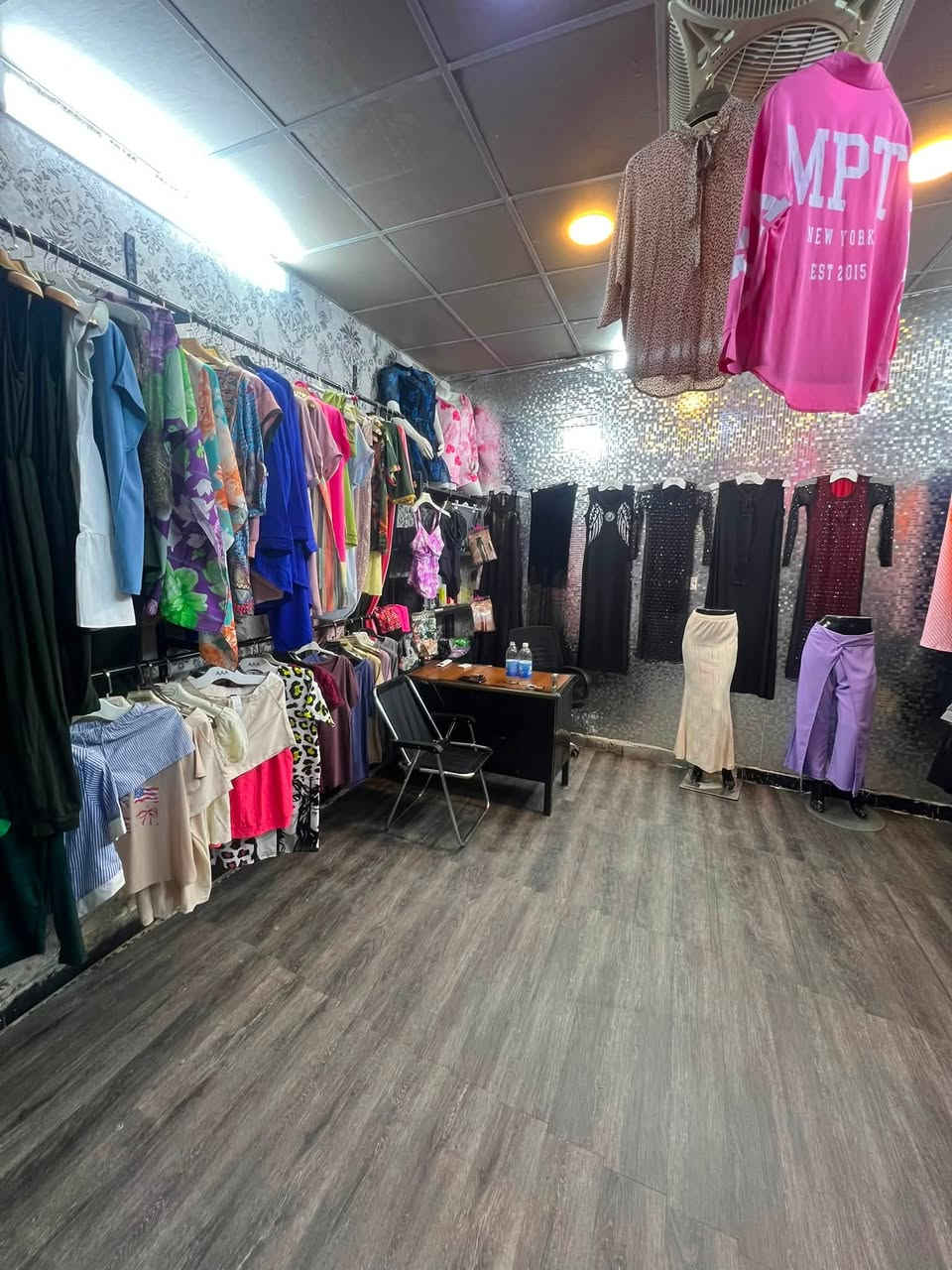 السلام عليكم شلعه شي ان بيهن 350 وفساتين جديده وتعاليك وستاندات وملكانات الي يحب يتصل *********** مكاني بغداد

