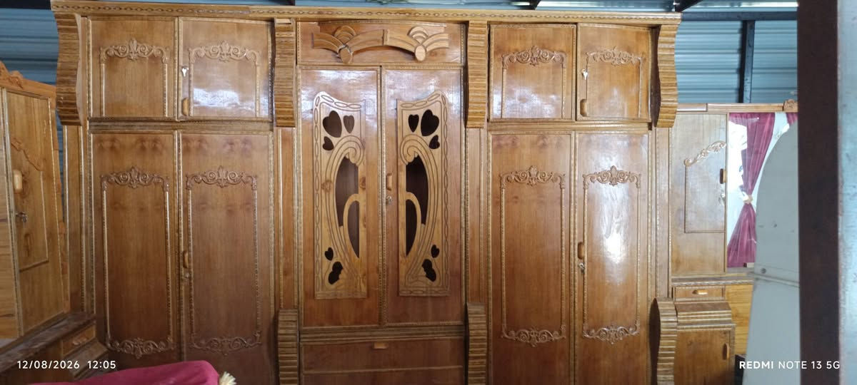 للبيع غرفة اخشاب كاملة كنتور 6ابواب مع جرباية وميز تواليت وزاوية مع مقعد العروس للاستفسار الاتصال *********** مجمع الحسن المجتبى ع خيكان الغربي قرية البوصكر
