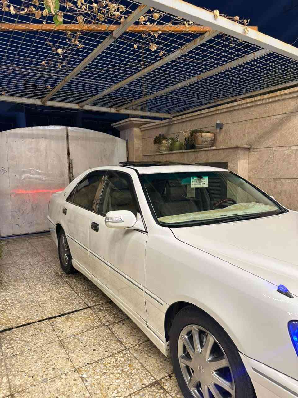السلام عليكم 
للبيع تيوتا كراون 
فول مواصفات 
محرك 3000 
تبريد قطعتين 
كشنات كهرباء امامية وخلفية 
كشنات جلد 
بردة خلفية 
ثلاجة 
فتحة 
اريلات تصعد وية تشغيل 
ستيرن كهرباء 
اربع دكم 
مثبت سرعة 
رقم سليمانية باسمي 
مكانهة بغداد المشتل 
*********** بغداد, العراق
