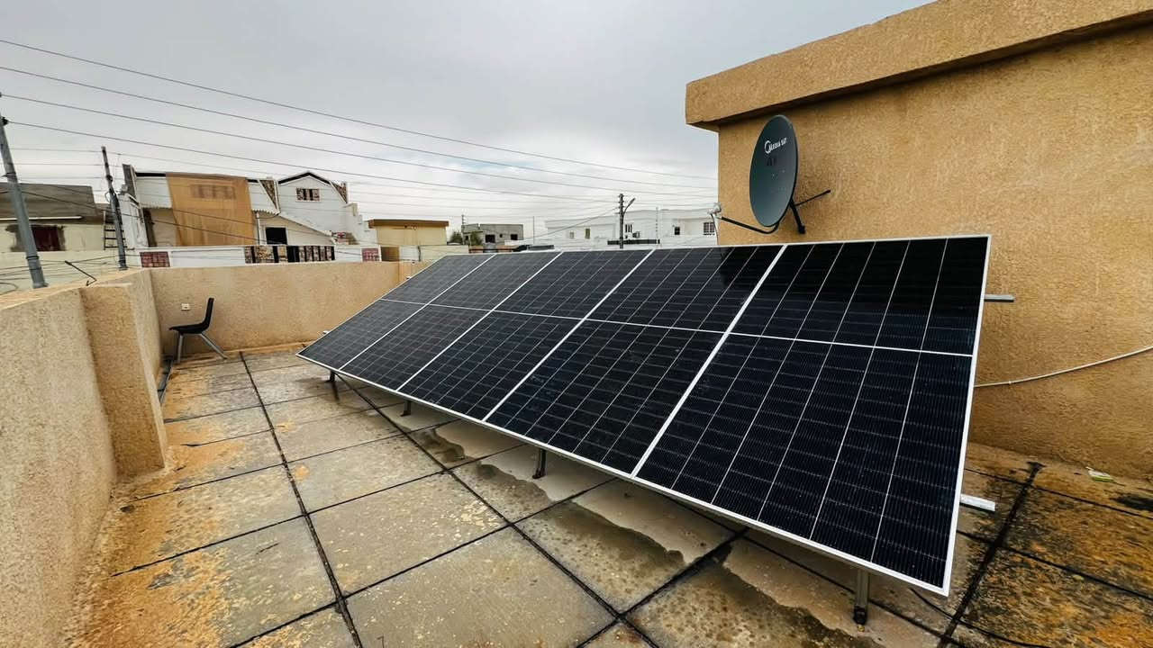 📍 تكريت | ⚡ (10 نهاري/11 ليلي)امبير
استمتع بكهرباء 24 ساعة بدون انقطاع وتخلص من المولدات ومصاريفها!
المكونات الأساسية:
 * 5 ألواح شمسية بقدرة 600 واط
 * بطارية ليثيوم 11 كيلو SIGMA ضمان 5 سنوات
 * إنفيرتر 6 كيلو  WELION
التجهيز والخدمات:
 * شامل التركيب والتنصيب الكامل
 * هيكل حديد مغلون مقاوم للرطوبة
 * أسلاك نحاسية أردنية وسراكت وجوزات أصلية
📞 للحجز والاستفسار: ***********
