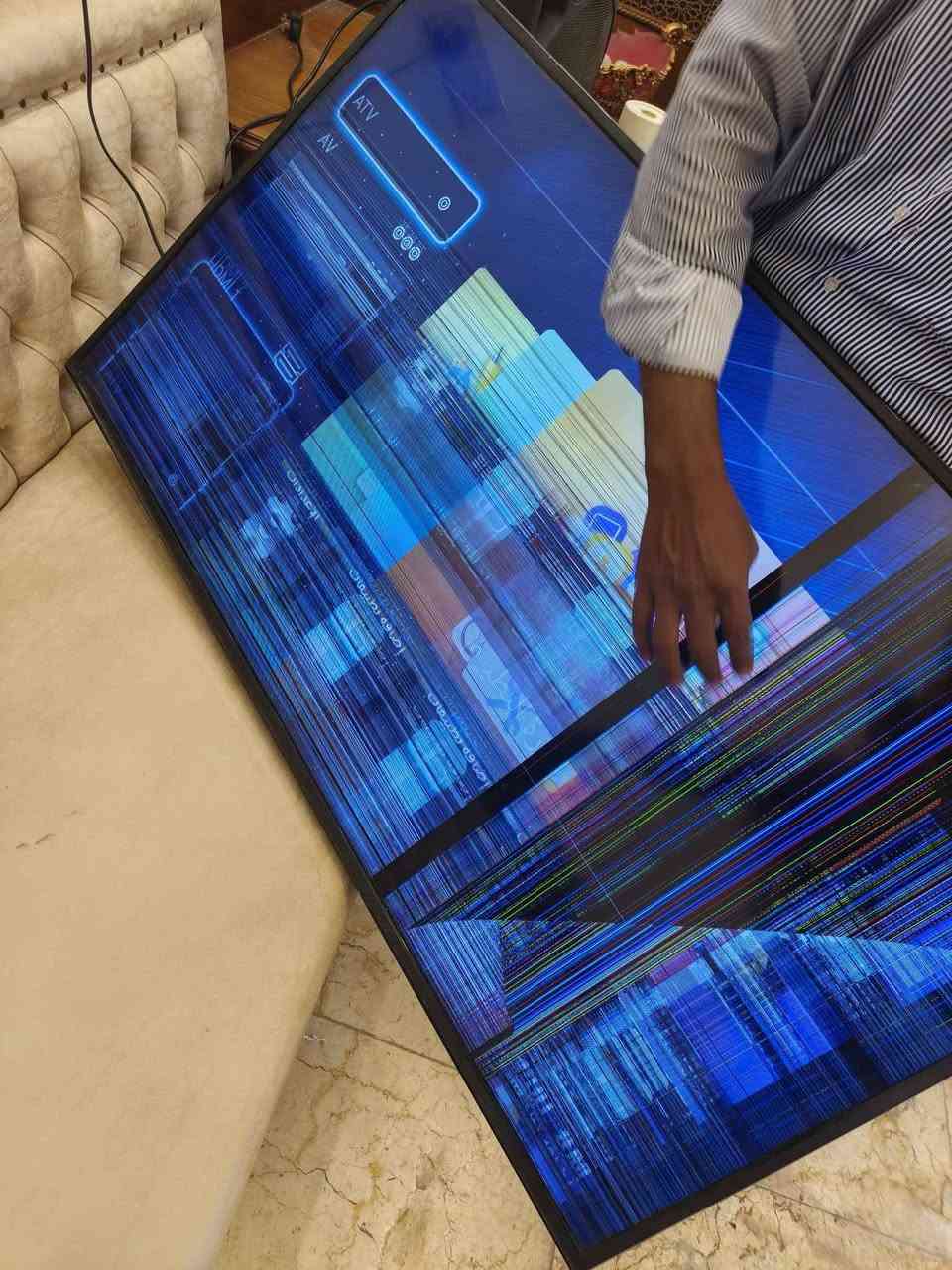شاشة ٥٠ بوصة • سمارت LED • مكسورة