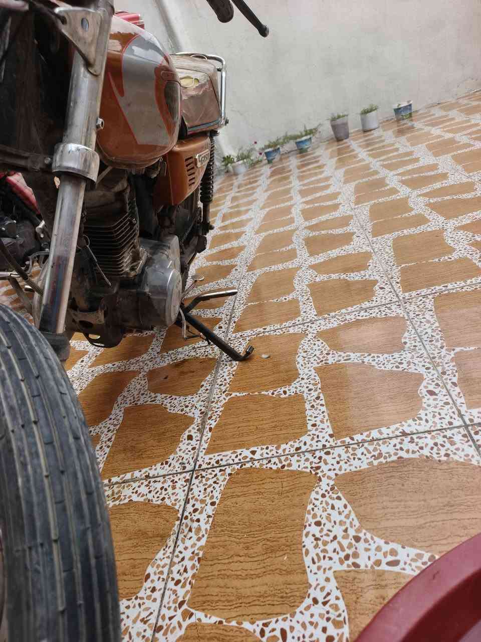 ماطور للبيع مثل ما موضح بل صور ماطور حلو قبل كم يوم جفتو منفيس موجود سعرو (270) ويرهم مرواس ب بايسكل نضيف .***********
