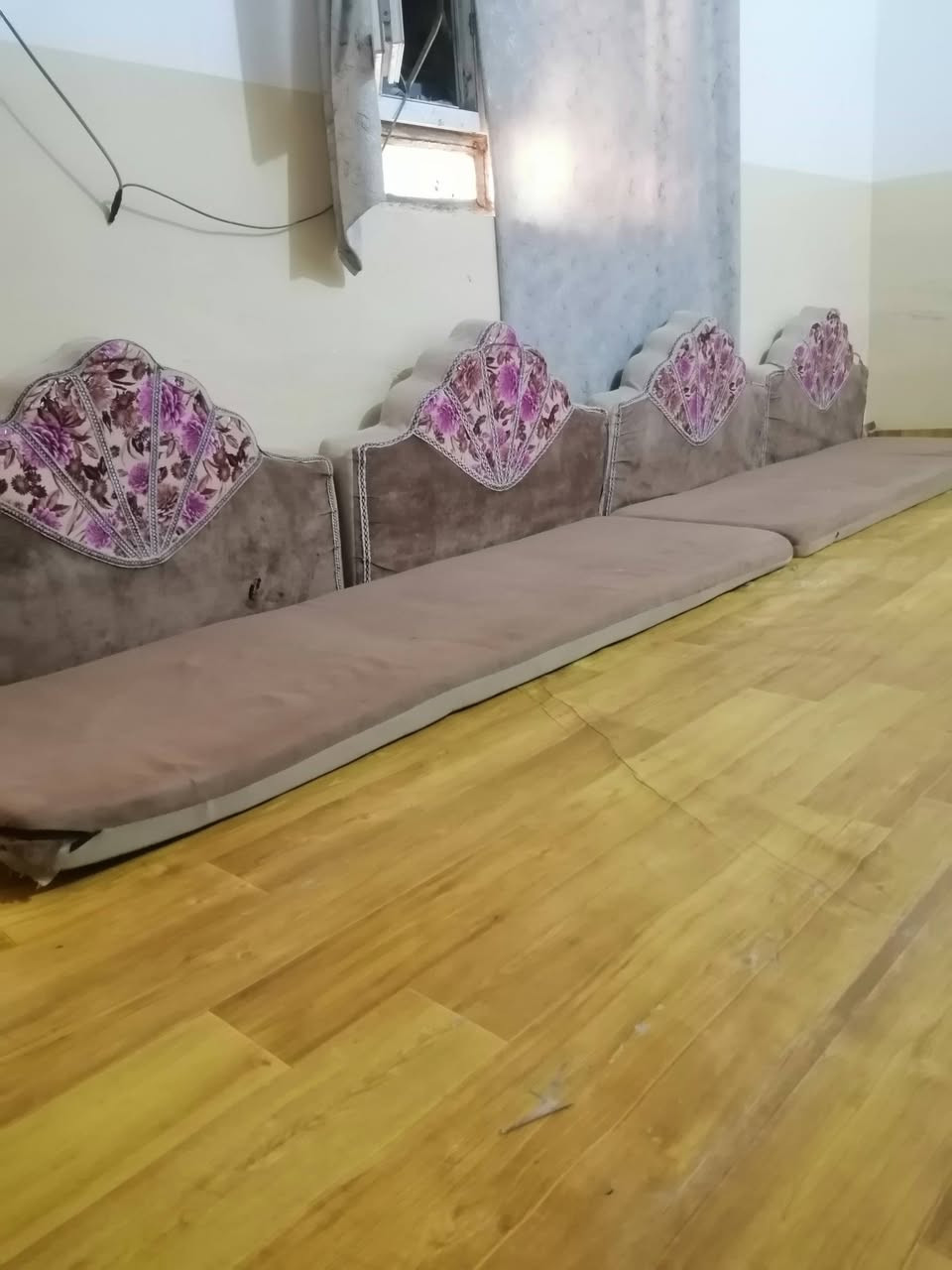 جلسة عربية 4 امتار للبيع 55 وبيها مجال ***********
