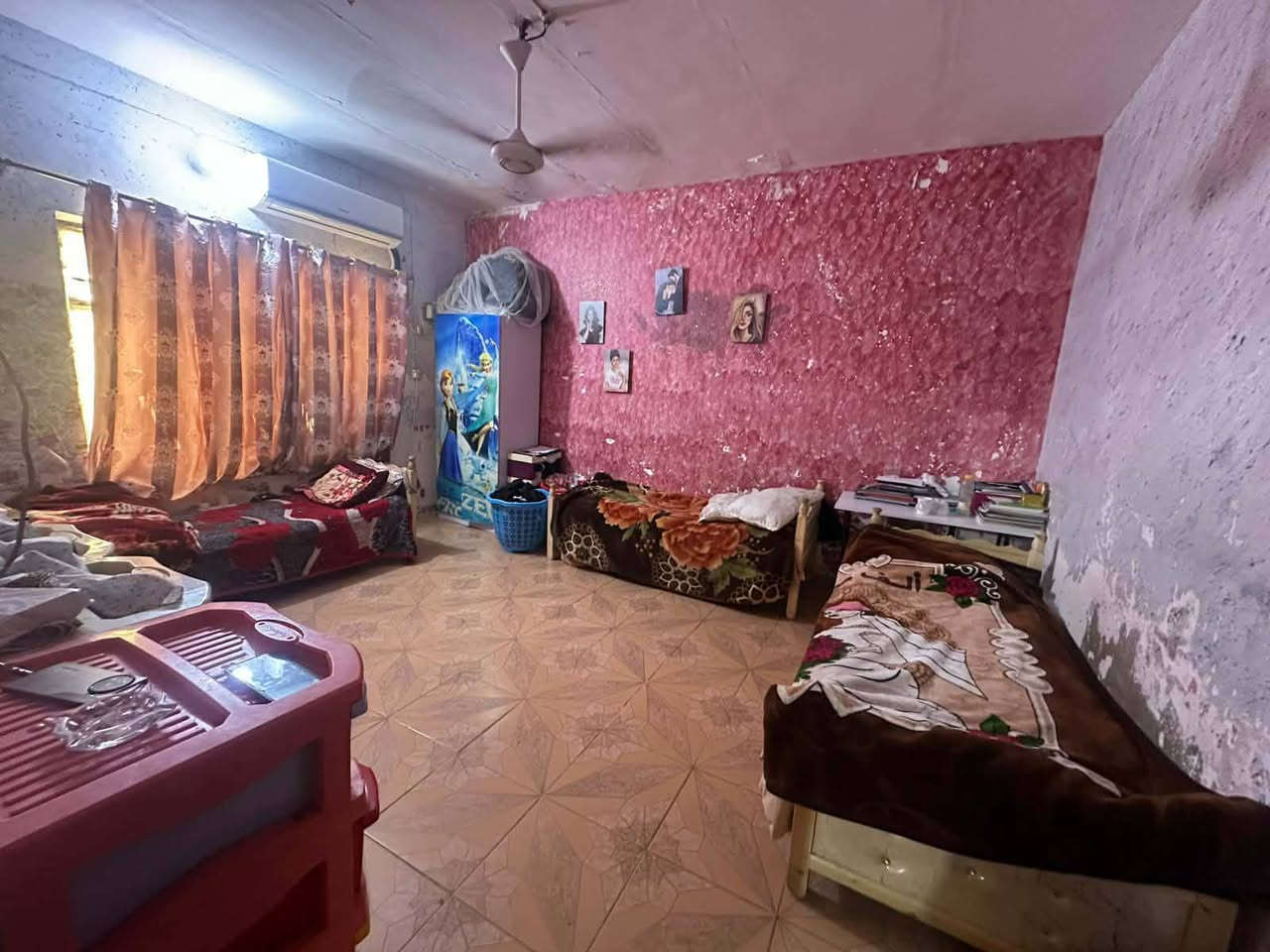 البيت للبيع  مكان حي حورا شارع ابو فضل بل بدايه لبيت مساحه 200م يتكون من غرفتين ومطبغ وستقبال وهول  بناء قديم  لبيت حر مامطلوب  بيع او مراوس  بيت احدث حتلو مطلوب سكان  ***********
