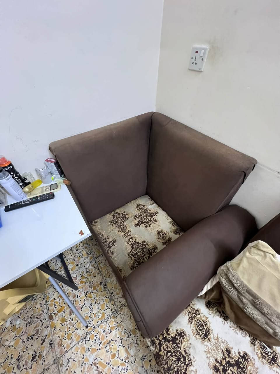 تخم 9 مقاعد نضيف دون اي ضرر تجي وتشوف بعينك التخم تكمه ومستعجل على بيعه بسبب ضرف السعر 250 الف للاستفسار *********** واتساب فقط
