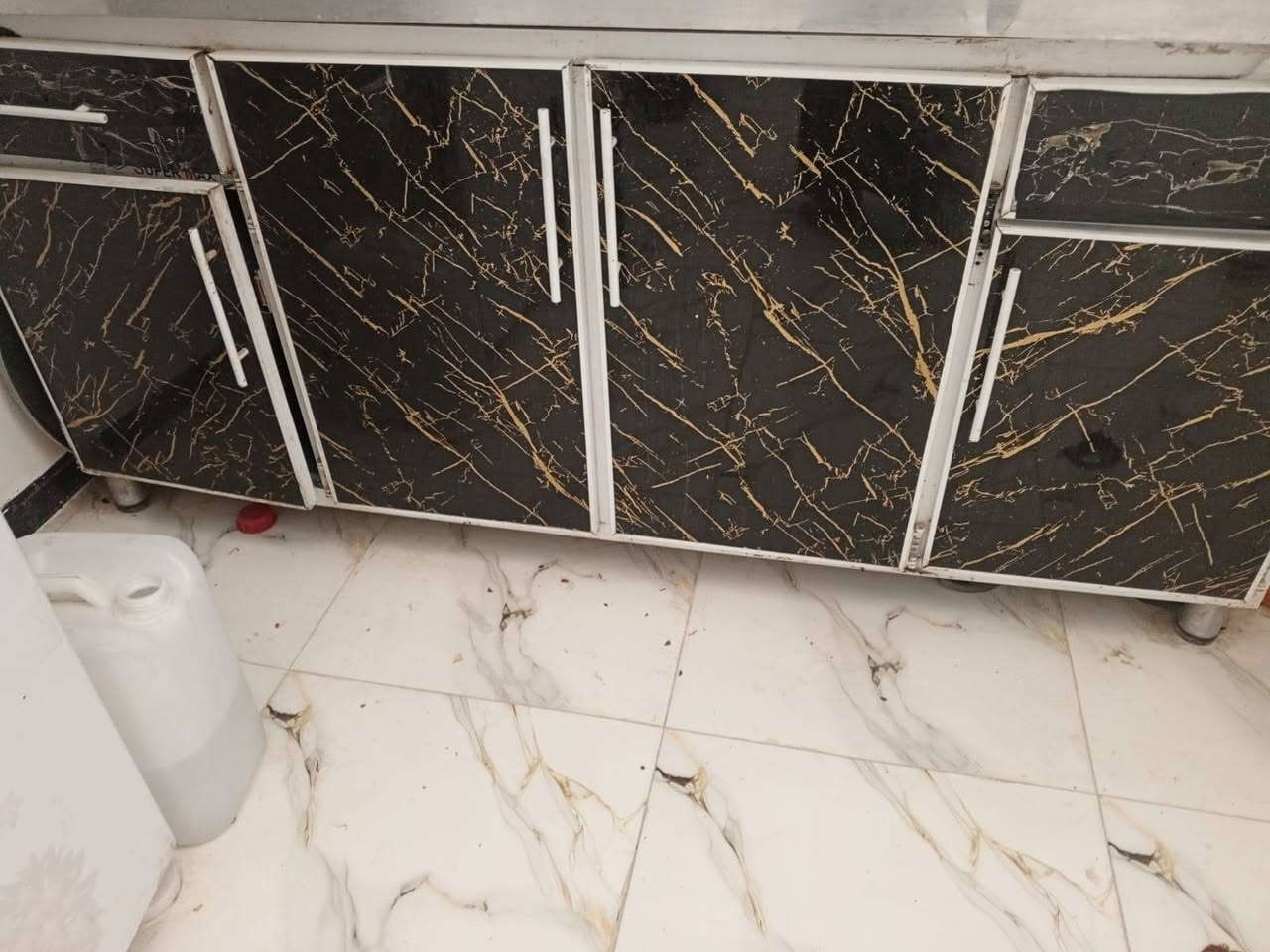 كاونتر وسنك سعره 200قفل وسبلت جديد بلكارتونه هسه جبته من المعرض الجديد مالته فوك ال 800 ابيعه700قفل مكاني كربلاء حي العامل ***********@
