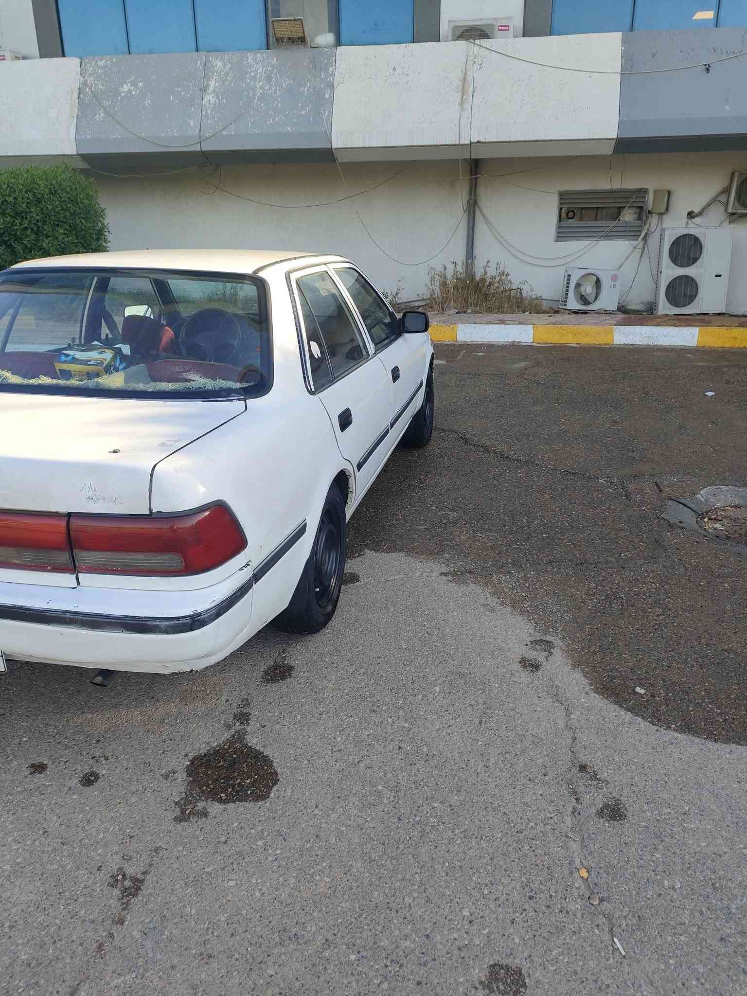 السلام عليكم كورونا عظم موديل 1990رقم بغداد انكليزي سنوية مجدده لغاية 2031 مكينة 2000 ابو الجف لا صرف ولا تبخير كابريتر گير اوتوماتيك بلادي الصدر الأمامي جيد والصدر الخلفي تعبان بس عادي يمشي حال تايراتها نص عمر الكشر شوفت العين بنيد وقماره وصندوك بلادي مابي صبغ بس أني اگول بيه صبغ حزام السيارة مابيه ظربة قوية أبد بس بيه طخطخات تبريد شغال بس هسه قلت البرودة مالتة ماادري شبيه للاستفسار أكثر أتصل على هاي الارقام وتدلل السعر 45 ورقة وبيه مجال 
***********
***********
مكان السيارة بغداد مدينة الصدر 
ومامتواجد عل فيس أتصل الارقام بيهن وات ساب
