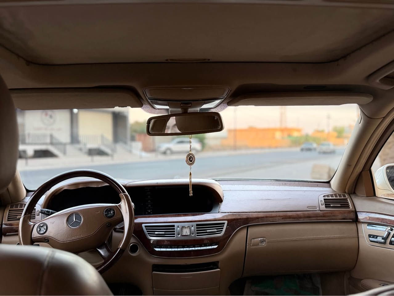 مارسيديس S-Class S500 Large 2006
مواصفات خليجي داخل عسلي 
محرك V8 مرغوب (بدون تيربو)
الممشى:  (حوالي 230 ألف كم)
المحرك والگير بحالة ممتازة، برغي غير مفتوح
 ولا توجد أي أعطال
بنيد صبغ مع تعديل بسيط بجاملغ خلف السايق 
بدون معجون أو تبديل دواخل
باقي السيارة مكفولة بالكامل حتى من البارد

🟪 السعر  :: 145

المواصفات:
نسخة Long (باب طويل)
بانوراما
ناظور ليلي
5 بردات
أبواب شفط
كشنات جلد
تدفئة وتبريد الكشنات
كشنات خزن (ميموري)
ستيرن خزن
ثلاجة أصلية
نظام 6 CD
كشنات خلفية كهربائية مع تدفئة
لايتات LED وزينون
صندوق كهربائي
شفتات ستيرن
دبلات هوائية
رادار أمامي وخلفي
نظام المحافظة على المسار
حساسات أمامية وخلفية
ومواصفات واحد على واحد غني عن التعريف 

رقم صاحب سيارة
 *********** كركوك, العراق
