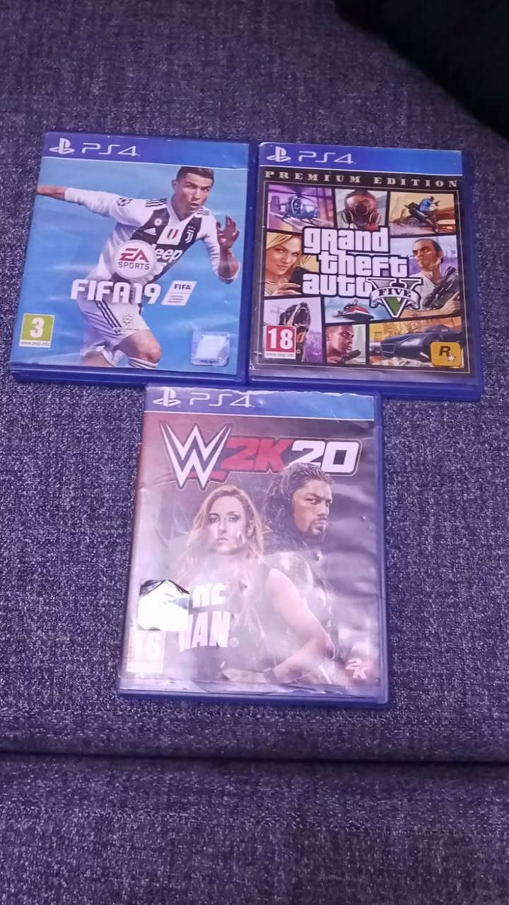 بلي 4 برو واحد تيره و مستعمل شي قليل و مع يدتين اصليات و 3 اقراص فيفا 19 و جي تي اي و wwe2020 

السعر 375 و بي مجال قليل

الرقم ***********
