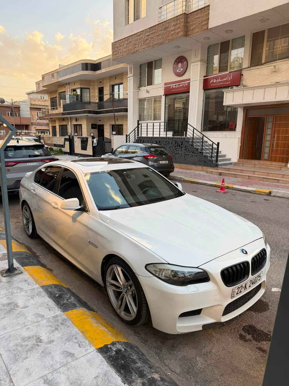 السلام عليكم حبايب
bmw 530i 
٦سلندر نورمال
نوزل طويل
سياره خليجي 
فول مواصفات
فتحه سقت 
تحكم ستيرن 
مري كهربائي 
كشنات كهربائي
شاشه جبيره 
شاشه اعطال 
كير شبح ٨ نمر 
سستم سماعات ١٥ سماعه 
قطعتين تبريد 
ماوس تحكم 
حساسات 
سياره عليهه اضافات 
كت m5 كامل 
وياله m5 سعرهن 2000$
دركه كاربون ڤايبر 
تايرات مشلن تو سايز 
سياره بااسمي كلش نظيفه وحلوه بيهه نقوصات بسيطه انزل من سعرهه ماحملهه على مشتري سياره ماعليهه اي غرامات
كير مكينه كفاله دواخل كفاله سياره حادثهه خلفي ربع جاملغ خلفي مصبوغ فقط و٣ كلير 
مكان سياره بغداد 
السعر 15,700 
وبيهه مجال للشراي 
***********
