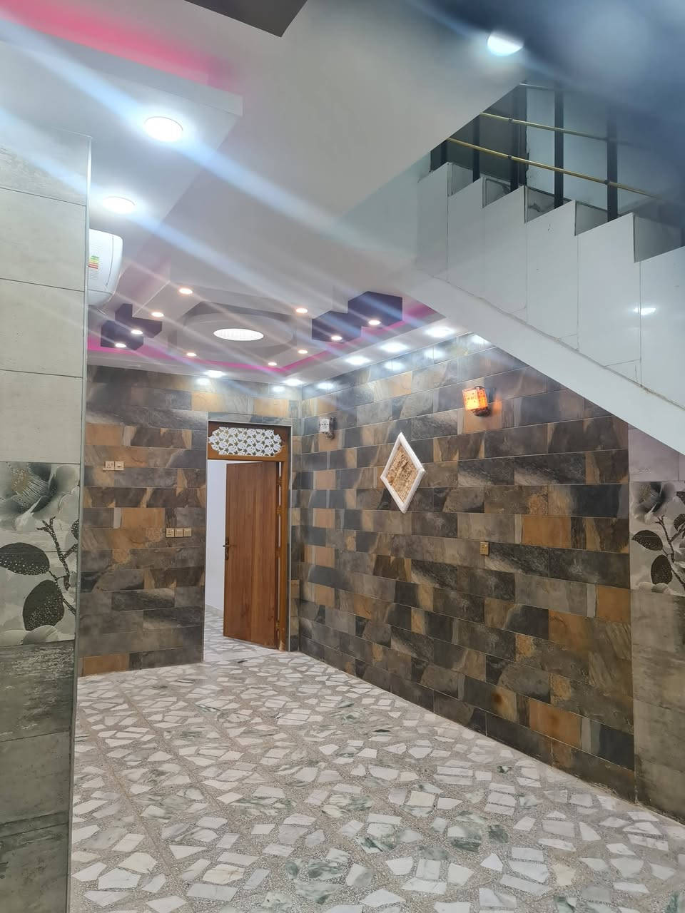 مشتمل مساحة ١٠٠م حي النداء شارع ٣٠ رقم العقار ٥٨٦٢٠ طالع منه محل طابق واحد، البيت والمحل مؤجرات ٤٠٠ الف صار خمس سنوات مستمر هم يخابروك على الايجار شرط 
للبيع اتصال ***********

