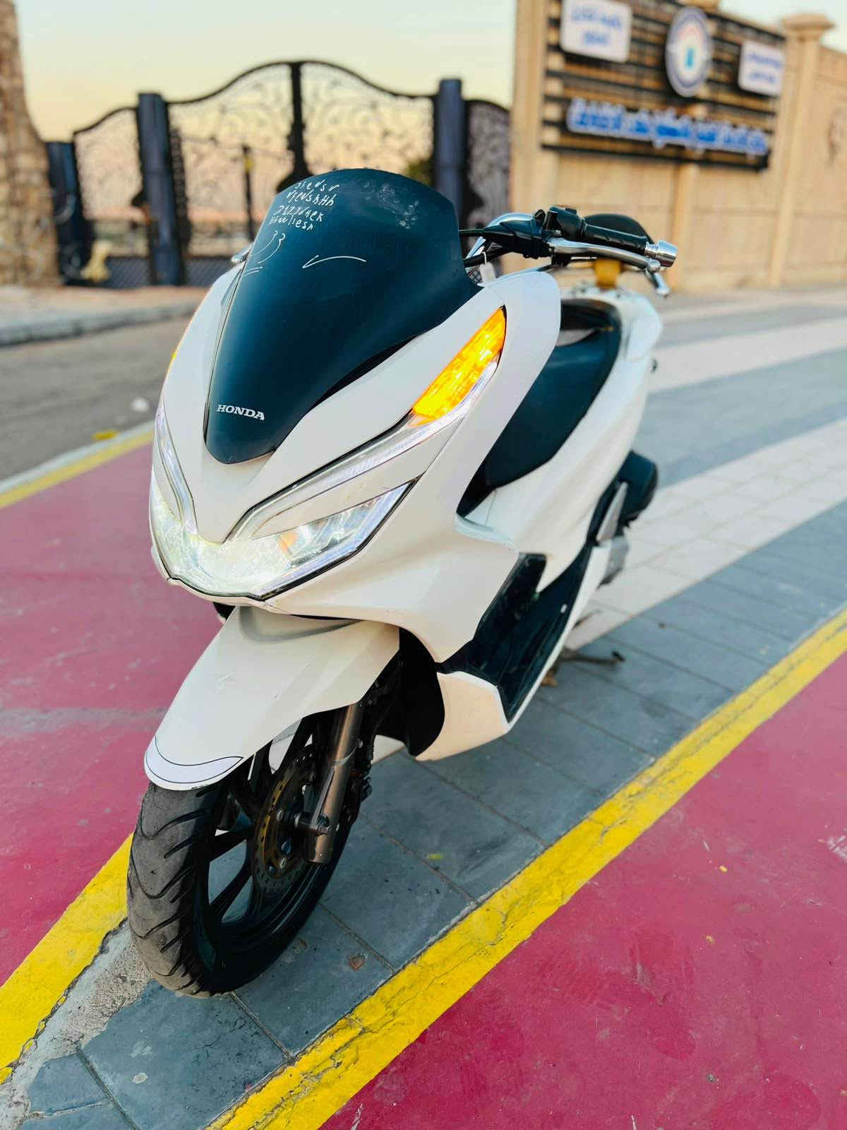 للبيع دراجه pcx  جيل ثالث بصمه الحديث  مكينه 150 حساس حرف A نوزل خطين ستان كهربائي ماشية18 الف زيرو الدراجه مال بيت حساس ازدحام دراجه جديده  حساس شلعه معدل خير من الله دراجه تتعب تكول جديده مال جناي  مكان بغداد الكرخ السعر 14 ونص وبيهه مجال والاستفسار *********** بغداد, العراق

نص مكتوب في الصور:
- HONDA