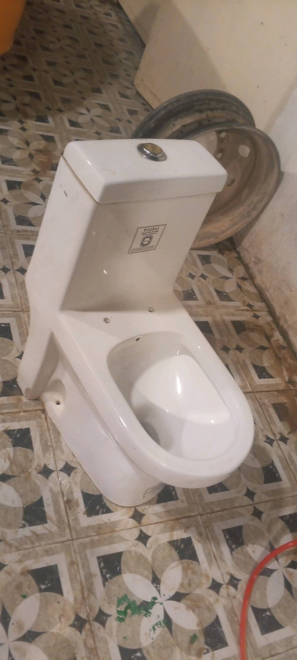 مرحاض ما مستخدام بس متروك نضيف  قيم وخد عنوان موصل مشيرفه التاني
