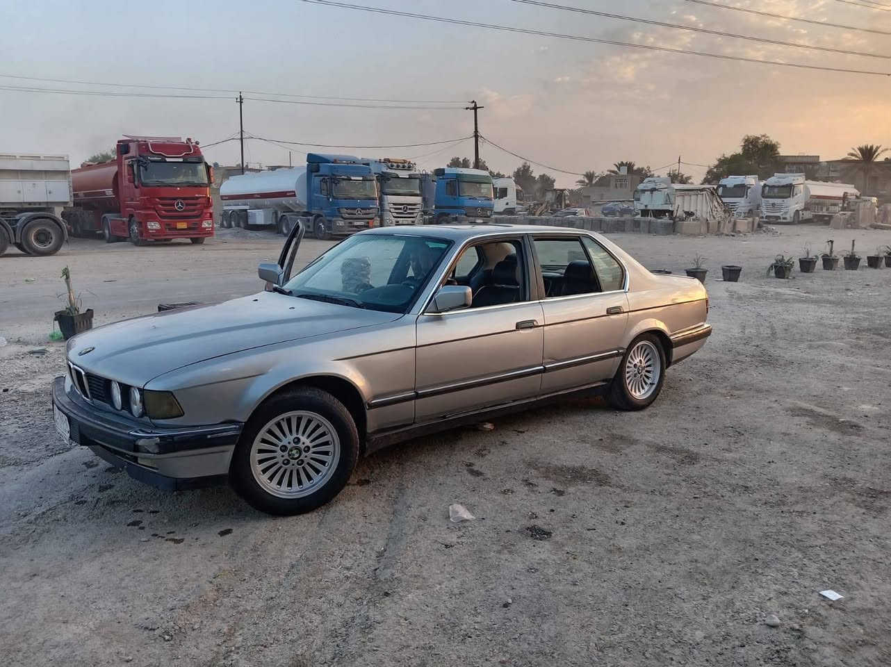 بي ام حجم ٧٣٥ كامل مواصفات
فتحة داخل جلد اسود تبريد قطعتين تدفأه تبريد كشنات 
تحكم كهربائي كشنات امامية
محرك حجم ٣.٥ كير كهربائي
الكشر بدون ضرر
صبغ عام جماليه
الرقم لوحات الماني 
السعر خاص 
 الاستفسار ***********
