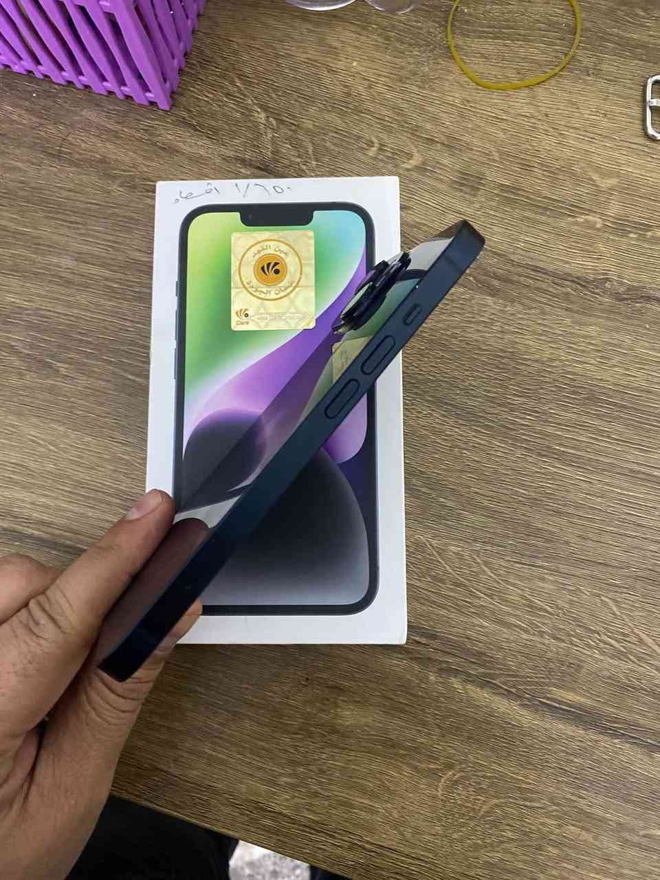 14عادي الذاكره 128البطاريهً  85دبل خط الجهاز جديد ملحقاته كامله السعر 500رقمي ***********

نص مكتوب في الصور:
- ٢:١٧
- حالة البطارية والشحن
- كما هو الحال مع البطاريات القابلة لإعادة الشحن، بطارية الهاتف قابلة للاستهلاك وتصبح أقل فاعلية مع الوقت. معرفة المزيد...
- الحد الأقصى للقدرة
- ٨٥٪
- هذا قياس لقدرة البطارية مقارنة بقدرتها عندما كانت جديدة. قد تتسبب القدرة المنخفضة بتقليل ساعات الاستخدام بين عملية الشحن والأخرى.
- أقصى قدرة للأداء
- ستساعد الأنظمة المضمنة في النظام والمكونات في تخفيف آثار الأداء التي قد تلاحظها أثناء التقدم الكيميائي في عمر بطارية iPhone.
- شحن البطارية المحسن
- للحد من استنزاف عمر البطارية، يتعلم الـ iPhone من عادات الشحن اليومية، بحيث ينتظر ولا يتجاوز ٨٠٪ حتى يحين موعد حاجتك إلى استخدامه.