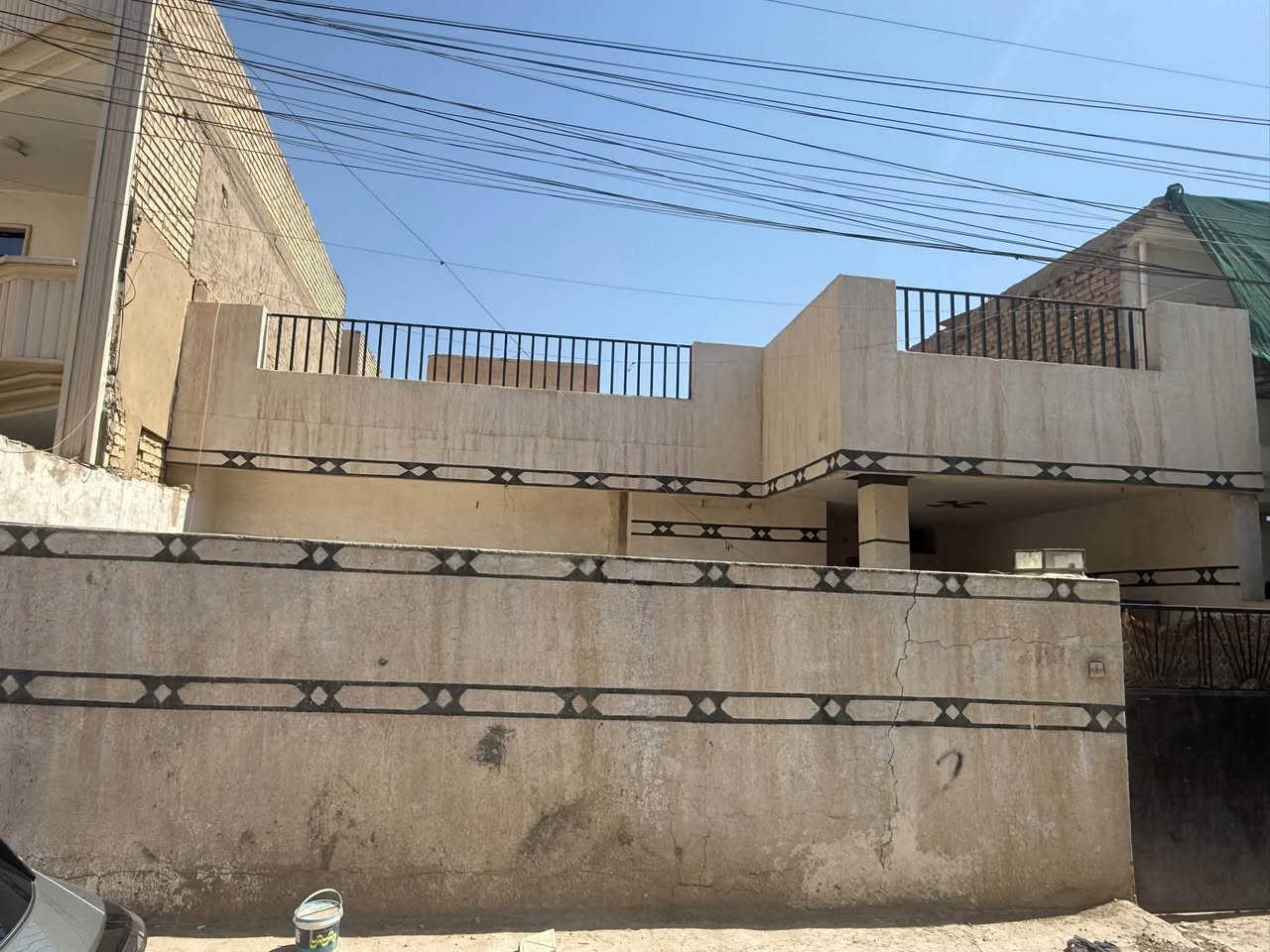 السلام عليكم للبيع للبيع يوجد لدينا بيت 200م في منطقه حي الجهاد الامانه باقرب من الشارع العام يحتوي على غرفتين نوم وصاله ومطبخ وخدمات هاتف ***********

