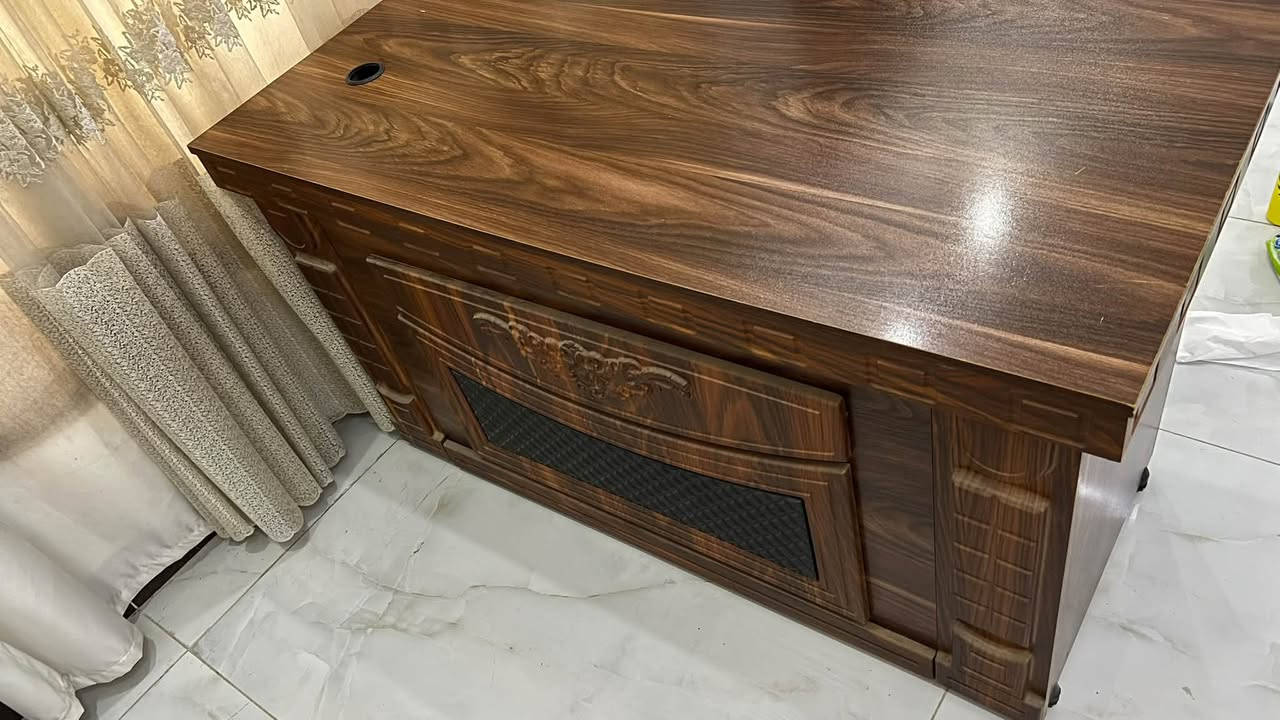 سلام عليكم طاوله مكتبيه خشب قياساته الطول 140 و الارتفاع ٨٥ و العمق 70 نضيفه استعمال بيت سعره ١٢٠ الف مكاني كركوك رقمي ***********
