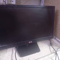 شاشة للبيع نضيفه وشغاله  حجم ١٩ مدخل vga   قيم وأخذ واكو توصيل 0781404...