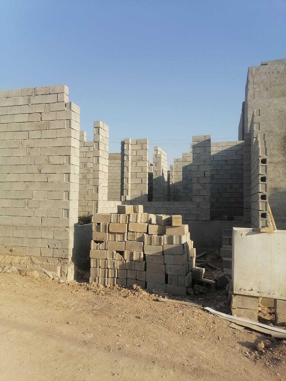 بيت للبيع ١٥٠متر مبني للسقف الموقع تقاطع القدس خلف كلية بلاد الرافدين زراعي مشي بي معاملة تطويب بالبلديه و طالع عليه كشف من البلديه موقه حلو و قريب من الشارع العام للتواصل الأتصال ***********
