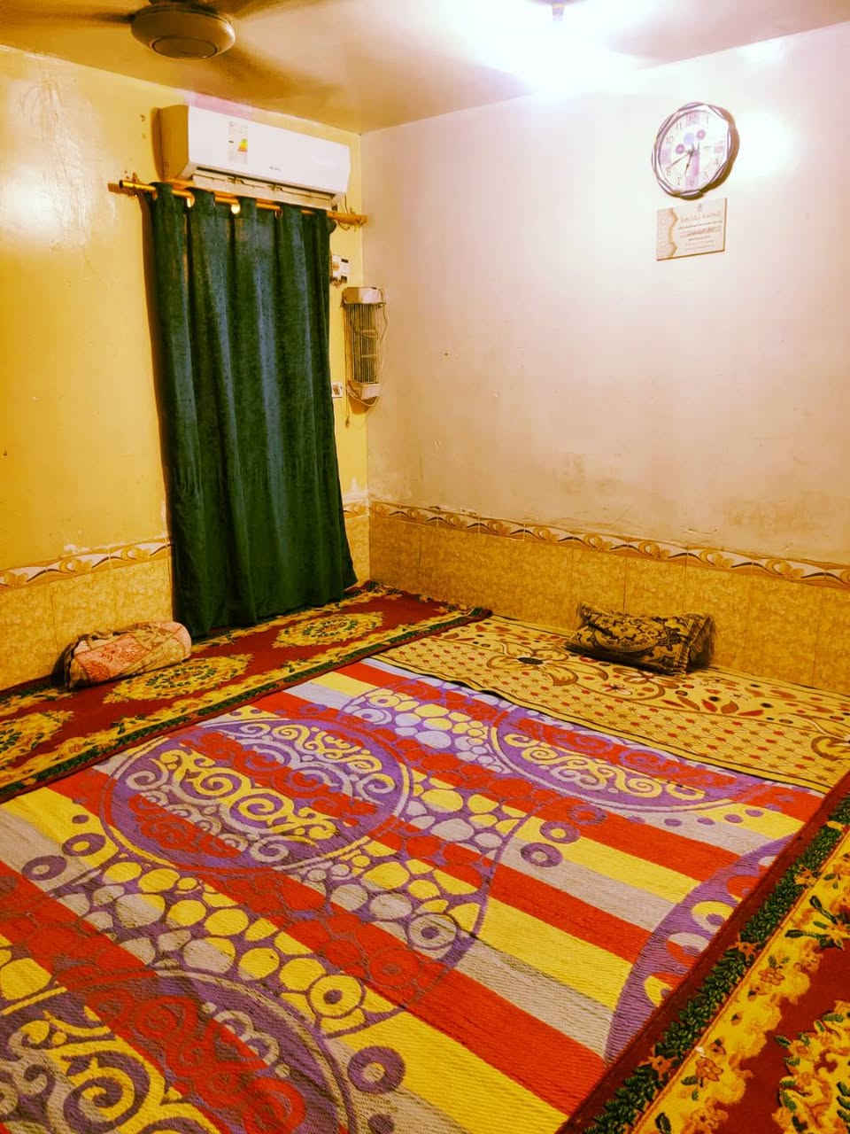 بيت 100م للرهن عسكري مدارس عوزه ترتيب قليل علينه من بعد الرهن قيمة الرهن 30بي مجال قرب المدارس *********** للتواصل.
