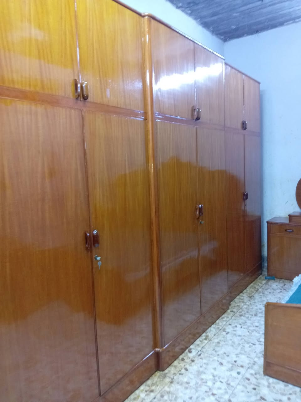 مكلف بلنشر غرفه تسكام نجاره صاج داخل وخارج ظهر جرجوبه درجه اولى سته طابقين للبيع للاستفسار الاتصال على الرقم ***********
