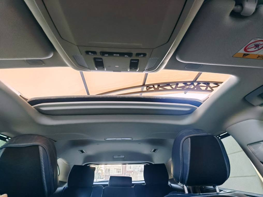 للبيع | Toyota Highlander Hybrid GLE 2023 🚘
إذا كنت تبحث عن سيارة عائلية اقتصادية، اعتمادية، وبضمان الوكالة، فهذه فرصة مميزة.
المواصفات الأساسية:✅ موديل: 2023
✅ الفئة: GLE Hybrid
✅ وارد عراقي – ضمان وكالة جيهان
✅ ضمان بطاريات الهايبرد لمدة 8 سنوات
✅ صناعة أمريكية حسب المواصفة العراقية
✅ عدد المقاعد: 7 مقاعد (3 صفوف)
✅ الممشى: 40 ألف كم (قابل للزيادة لكون السيارة مستخدمة)
✅ لون ابيض
الحالة:
بحالة الوكالة واستخدام بيت فقط.
نظيفة جداً وجاهزة للاستخدام دون أي مصاريف.
المحرك والأداء:
محرك بنزين 2500 سي سي مع محرك اضافي تعزيزي هايبرد.
اقتصادية جداً في استهلاك الوقود.
نظام دفع رباعي (AWD) مع أنظمة تحكم بالثبات والقيادة مختلفة لوضعيات الطرق.
أبرز التجهيزات:
• رادار أمامي وخلفي.
• فتحة سقف سلايد.
• فتح الأبواب باللمس.
• باب صندوق كهربائي.
• بردات ابواب خلفية بلادي.
• مرايا جانبية كهرباء.
• عداد ديجيتال الكتروني.
• مفتاحان أصليان (بصمتان من الشركة).
• شاشة تدعم Apple CarPlay & Android Auto.
• مقعد السائق كهربائي.
• مقاعد قماش.
• إضاءة LED مع زينون.
• تكييف أوتوماتيكي ثنائي المناطق (منفصل للسائق والراكب) اضافة لقطعتي تبريد منفصل خلفي وامامي.
• فتحات تبريد للمقاعد الخلفية.
• جنوط نيكل ثنائية اللون قياس 18 إنج مع السبير الأصلي (عدد 5).
• إطارات قياس 18 المخصصة لفئة الـSUV.
• ومواصفات إضافية عديدة.
الملاحظات:يوجد خدشان بسيطان ناتجان عن باب المنزل، مع طخة بسيطة جداً في البونيد، ولا تؤثر على السيارة إطلاقاً ولا تحتاج أي مصروف. 
السعر:
💰 369$ قفل قفل.
معلومات التسجيل:
📄 رقم السليمانية باسمي – تحويل خلال يوم واحد.
للاستفسار أو المعاينة يرجى الاتصال او مراسلة واتساب.
*********** تكريت, صلاح الدين
