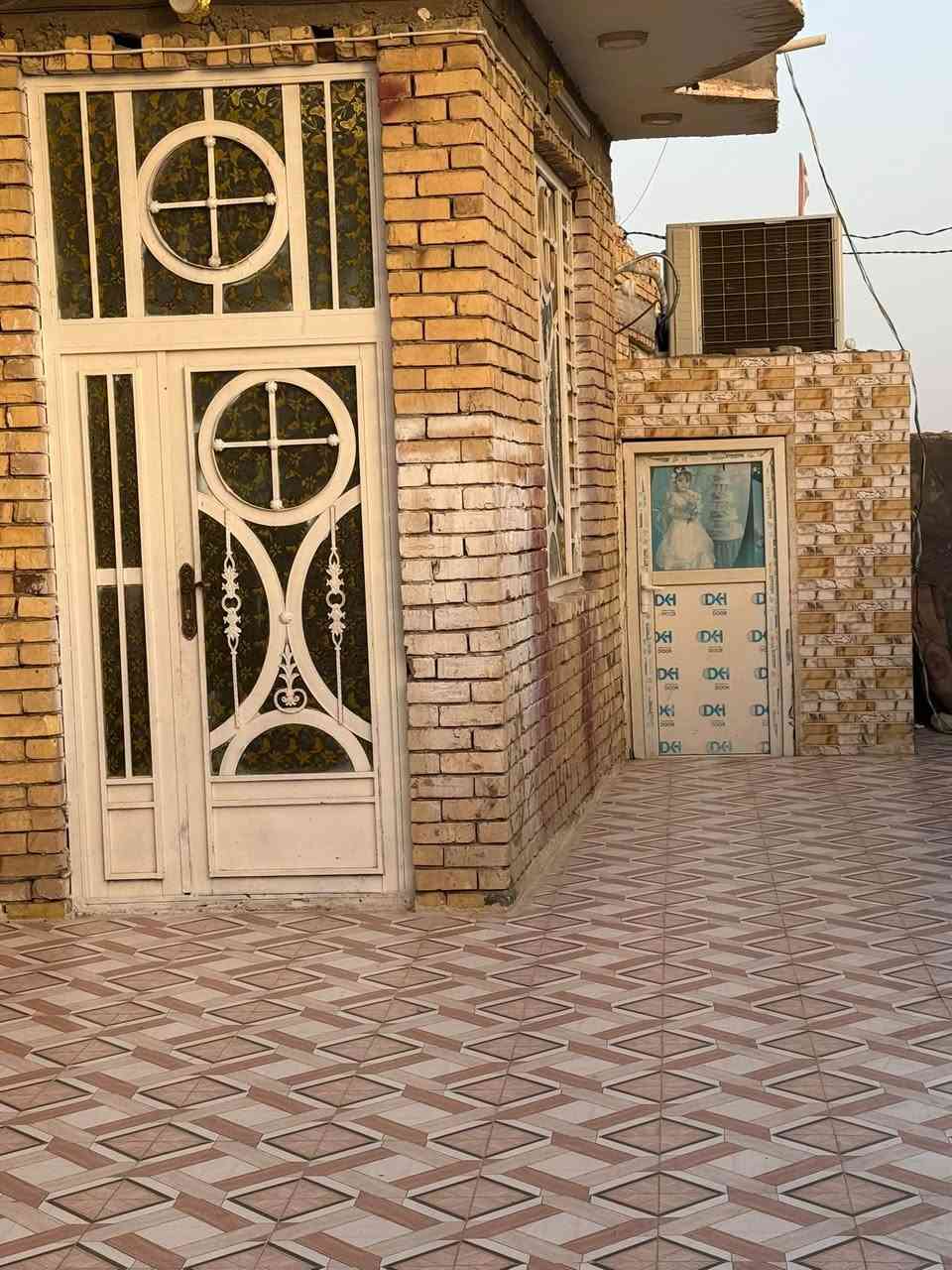 بيت زراعي(بناء جديد)
مساحة 300 م 
*الطابق الاول يتكون من :

#غرفتين 
#استقبال
#مطبخ
#ديوان
#صحيات  

*الطابق الثاني يتكون من :
#غرفتين
#صالة
#صحيات
#كهرباء جديده
 
#مكان البيت : فرع معمل الغاز الشطرة الجديد ع الشارع العام  مقابل فرع ال جهل(مسافة قليلة عن الشارع العام تبليط لباب البيت )

اتصال   او وتساب /***********
اتصال /***********
