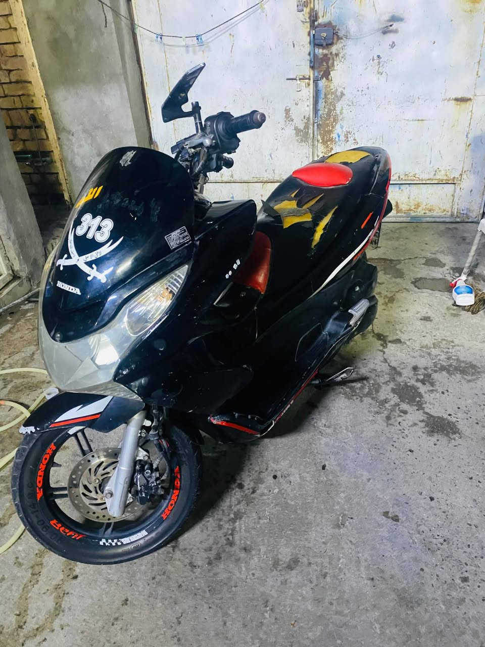 Pcx جيل اول ياباني للبيع
مكينة 125
كهربائيات شغالة 
السعر  850 وبيها مجال 
بغداد مدينة الصدر  ***********
