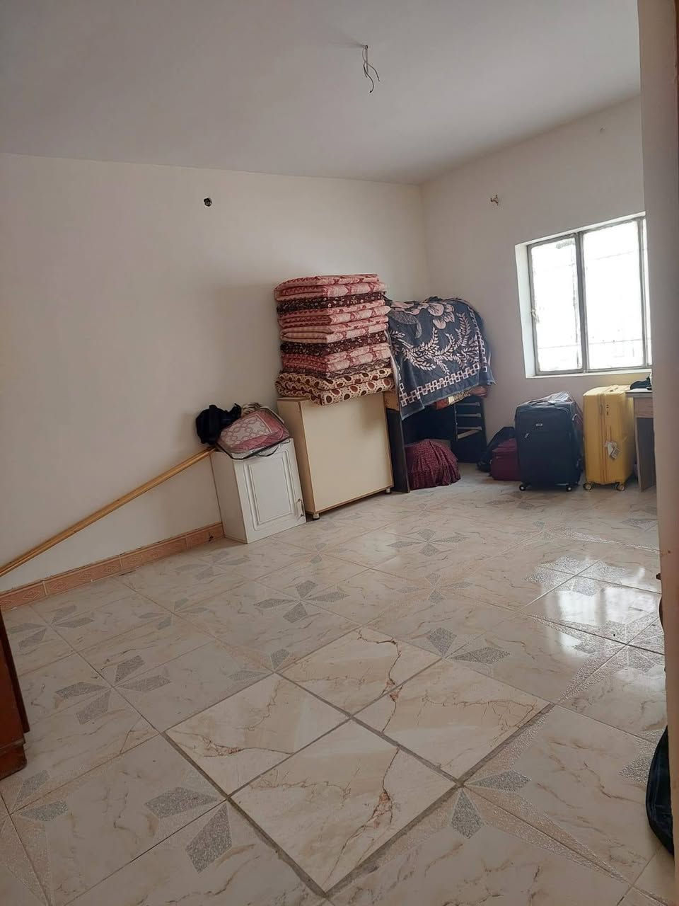 السلام عليكم بيت للبيع مساحته 200 نزاع يم جامع عبد العزيز طابقين السعر 190 وبي مجال الشارع 12 تواصل بالرقم *********** ***********
