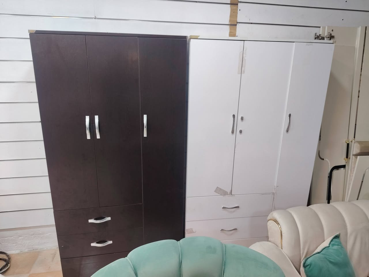 غراض لبيع العنوان سرجنار شارع ابو سناء مجاور فندق برج الحياة رقم موبايل *********** وتساب
