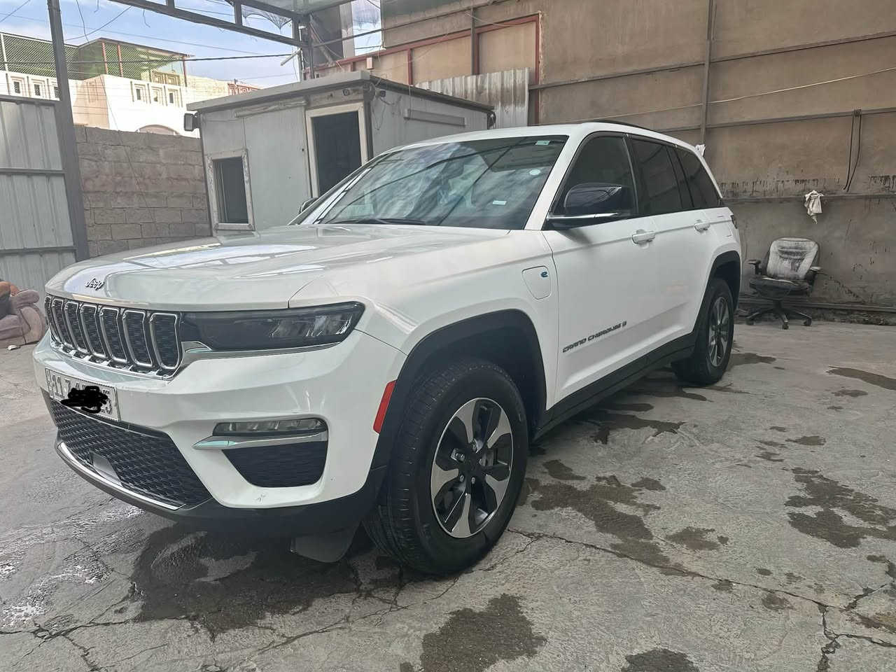 ‏  Jeep Grand cherokee 4xe 
موديل 2024 4x4 هايبرد
🚗🚗ماشية 45 الف 
رقم بغداد
كلين 
5 راكب 
‎3 انضمة بنزين +هايبرد +كهرباء
#مواصفاتها

.بصمه تشغيل عن بعد
.دمام خلفي
.كشنات جلد
.كشن السايق ميمري
.كشنات كهرباء
.صندوق كهرباء
.حساسات خلفيه 
. قطعتين تبريد 
.اشاير بالمري
.رادار امامي
.رادارات 360
خمسة وضعيات قياده
. بنوراما فتحتين
. كير ماوس
. نظام منحدرات
. هيترات بالكشنات 
.ويل كب كروم
.لايتات لد
.بكلايت لد
.كشافات
.بصمة ابواب
. نضام توقف ذاتي
فول مواصفات 1/1  بعد بيها مواصفات
السعر 31500$ 
للاستفسار اكثر الاتصال على الرقم

***********
