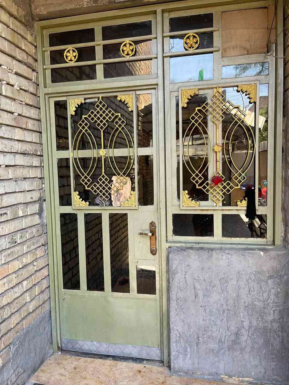 سلام عليكم
بيت مساحه 150 

واجه6 في25

بنيان حديث درجه اولى 

يحتوي على ثلاف غرف نوم. وحده جوه وثنين فوك

مع صالات ثنين وحده فوك ووحده جوه

مع حمامين فوك وجوه 

مع مطبخين واحد حار وواحد بارد

كراج وحديقه كبار
لببت نضيف كامل مكمل ماناقصه شي

العنوان الاورفلي  مثلث السمجه 
فرع العريض من جهت غازي المضمد 

الاستفسار لاتصال   ***********
