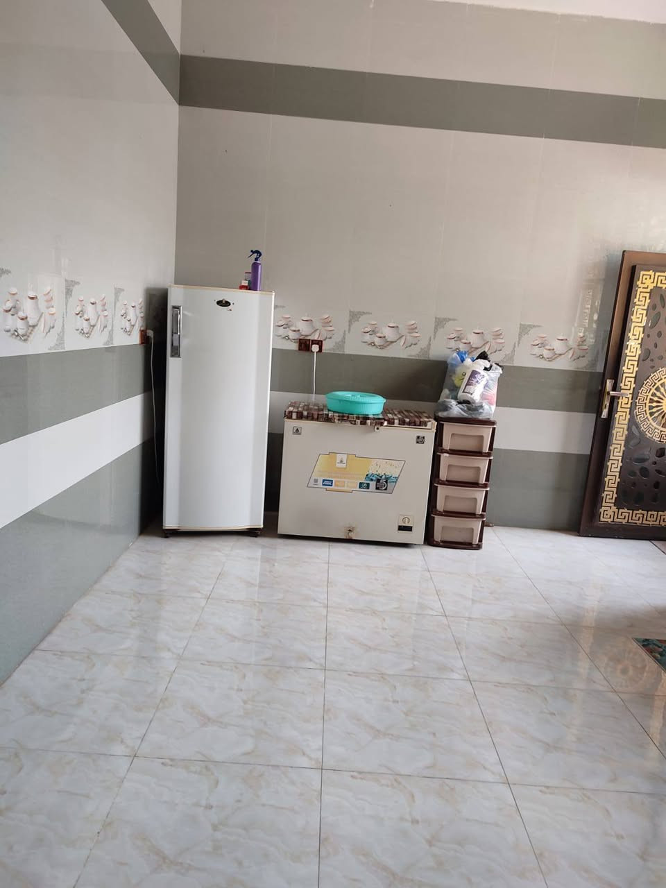 بيت طابو  للبيع محافظة الديوانية قضاء عفك بحي اور الاولى 200متر كونكريت مسلح غرفتين صاله براني مطبخ مجمع صحي داخلي وصحيات خارجي وصاله فوك وتشريفه والصطح اشتايكر مامطلوب حر  السعر خاص ( *********** )

